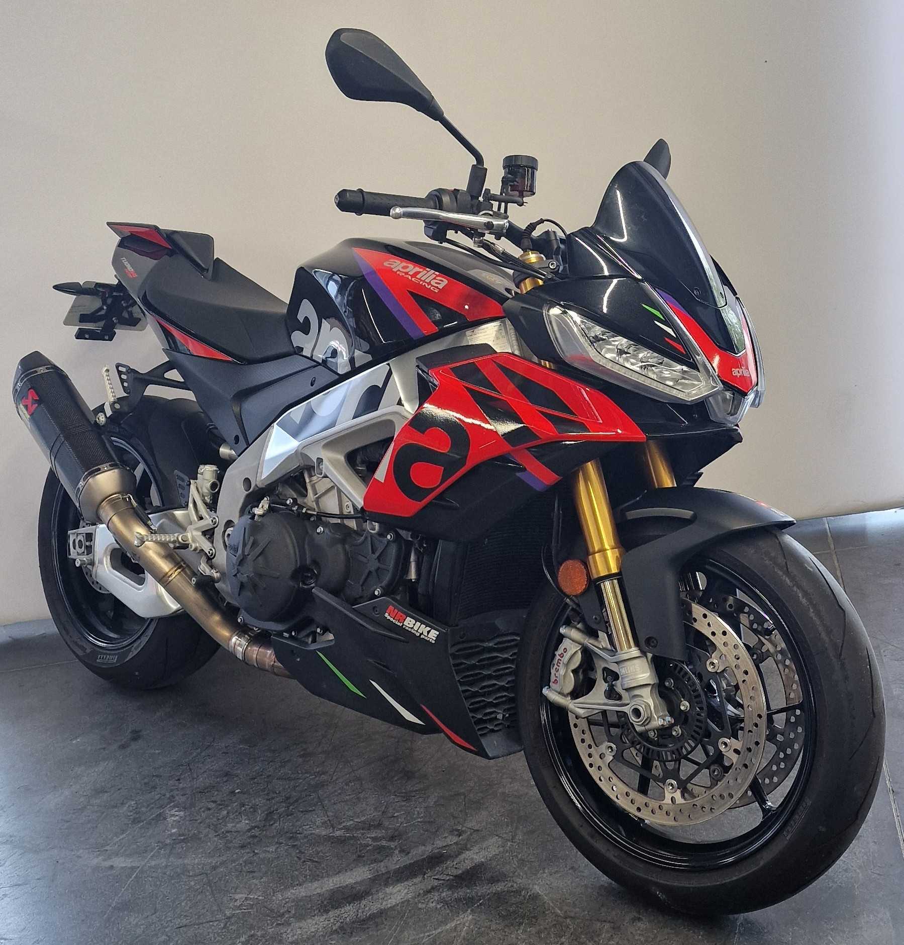 Aprilia TUONO V4 FACTORY 2023 HD vue 3/4 droite