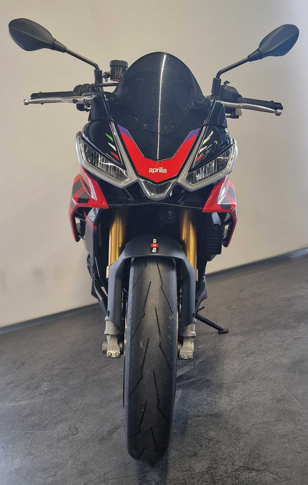Aprilia TUONO V4 FACTORY 2023 vue avant