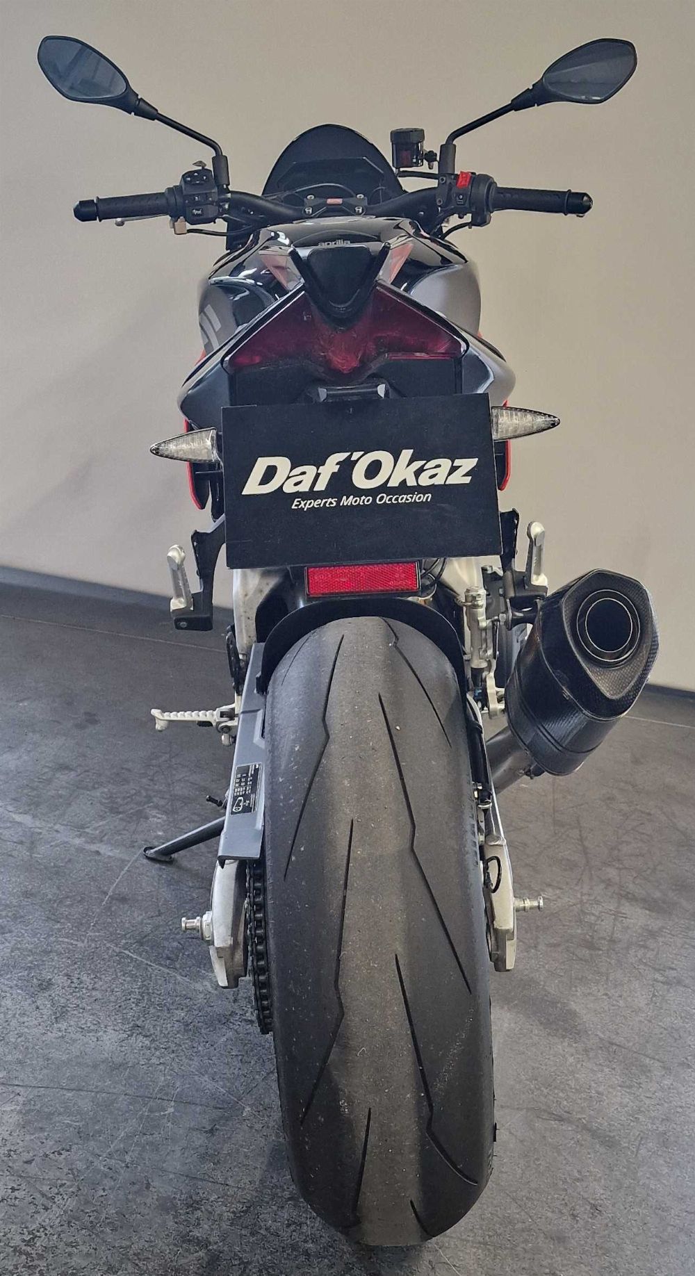 Aprilia TUONO V4 FACTORY 2023 vue arrière