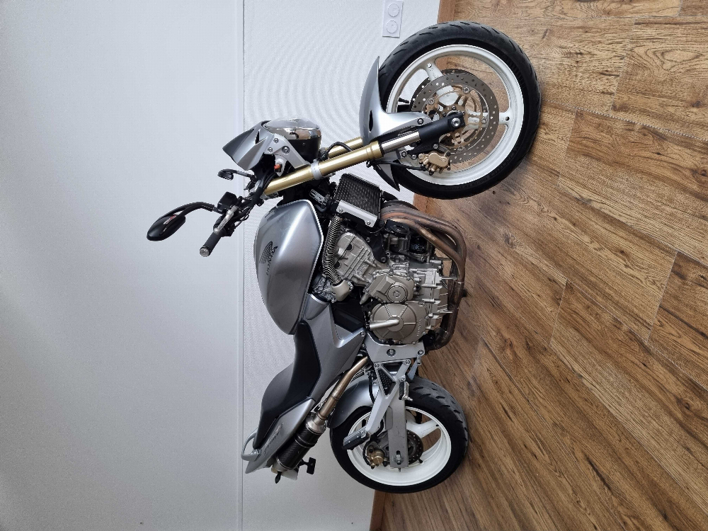 Honda CB 600 F Hornet 2005 vue 3/4 droite