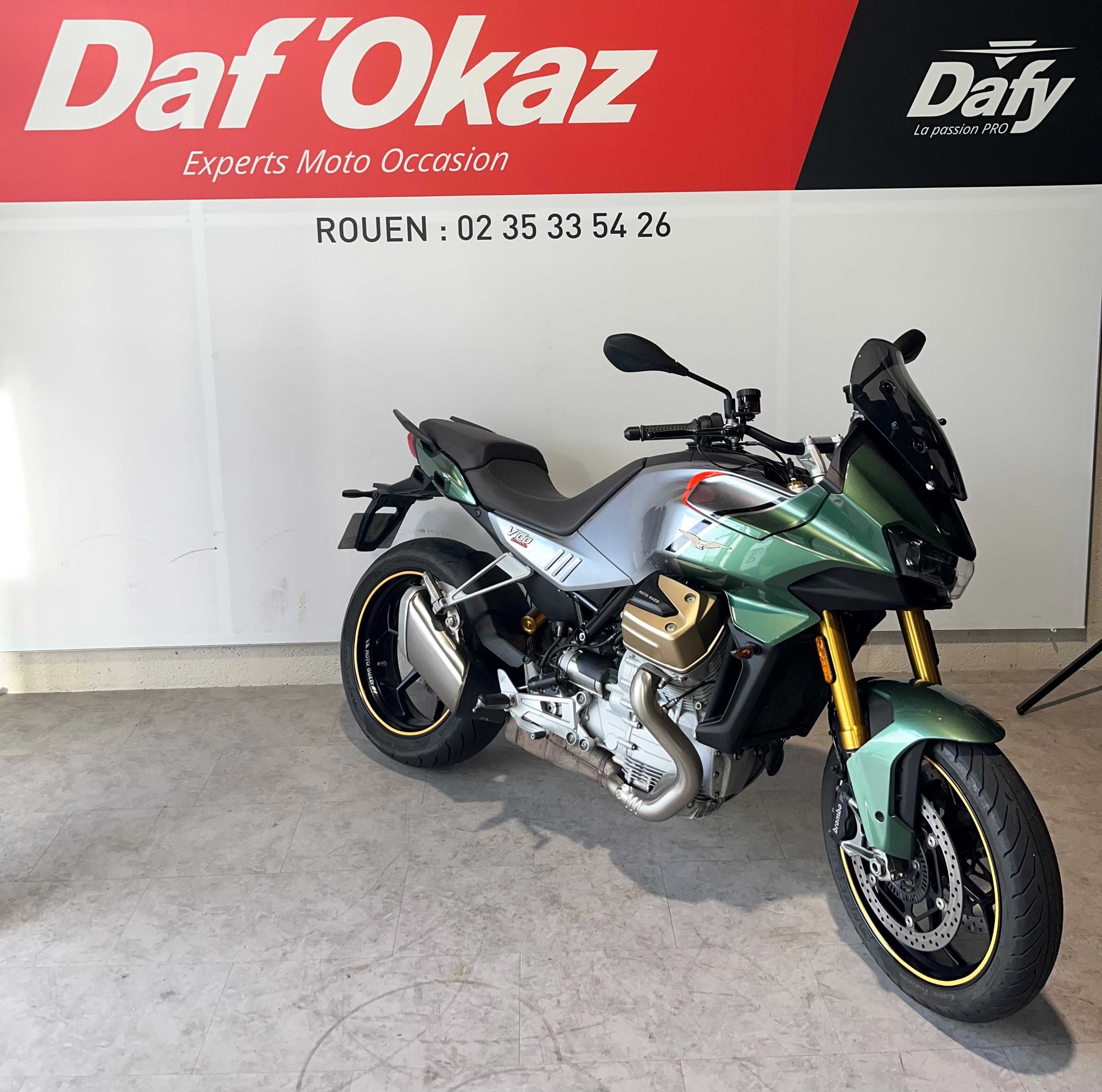 Moto Guzzi V100 MANDELLO 2024 HD vue 3/4 droite
