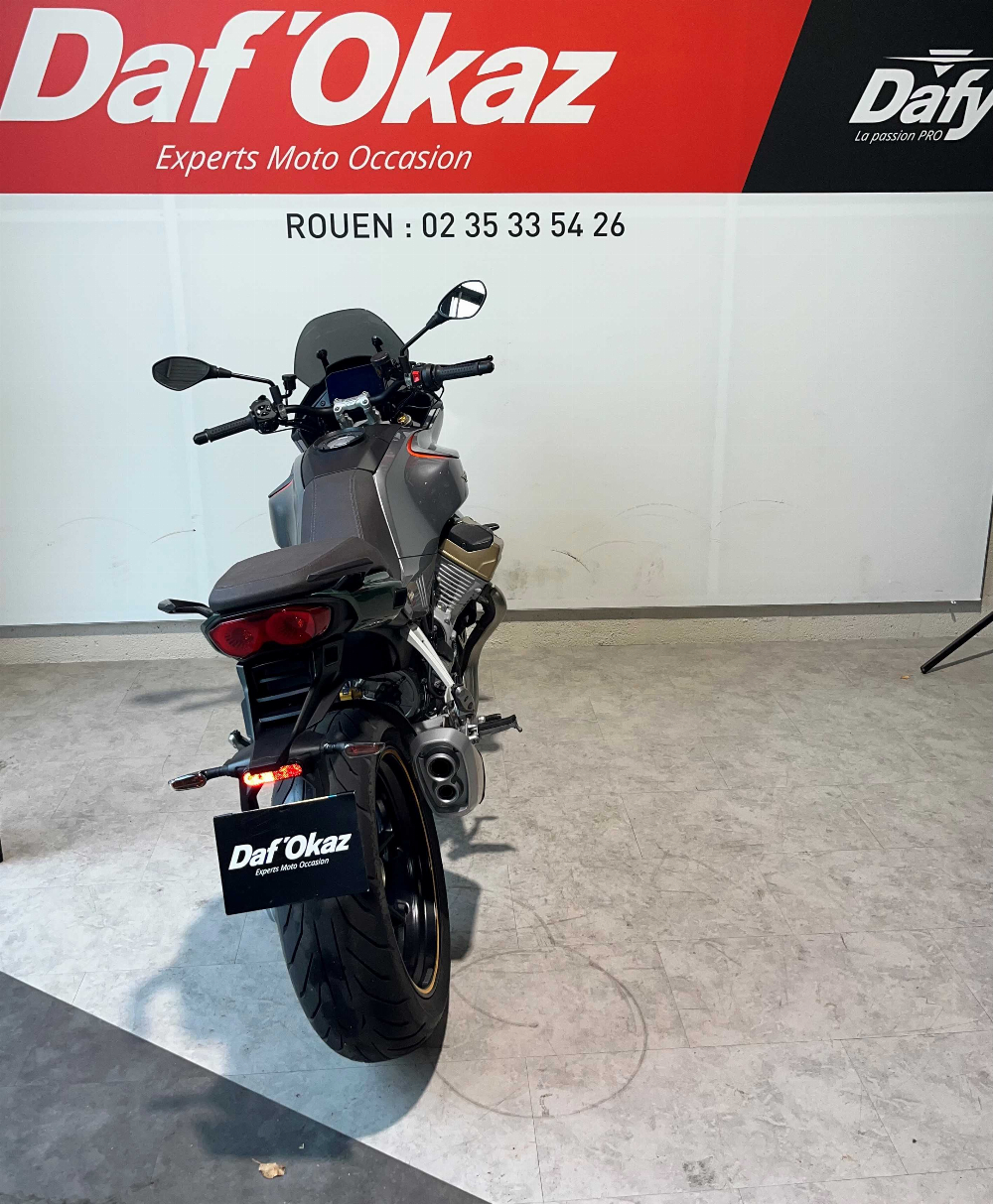 Moto Guzzi V100 MANDELLO 2024 vue arrière