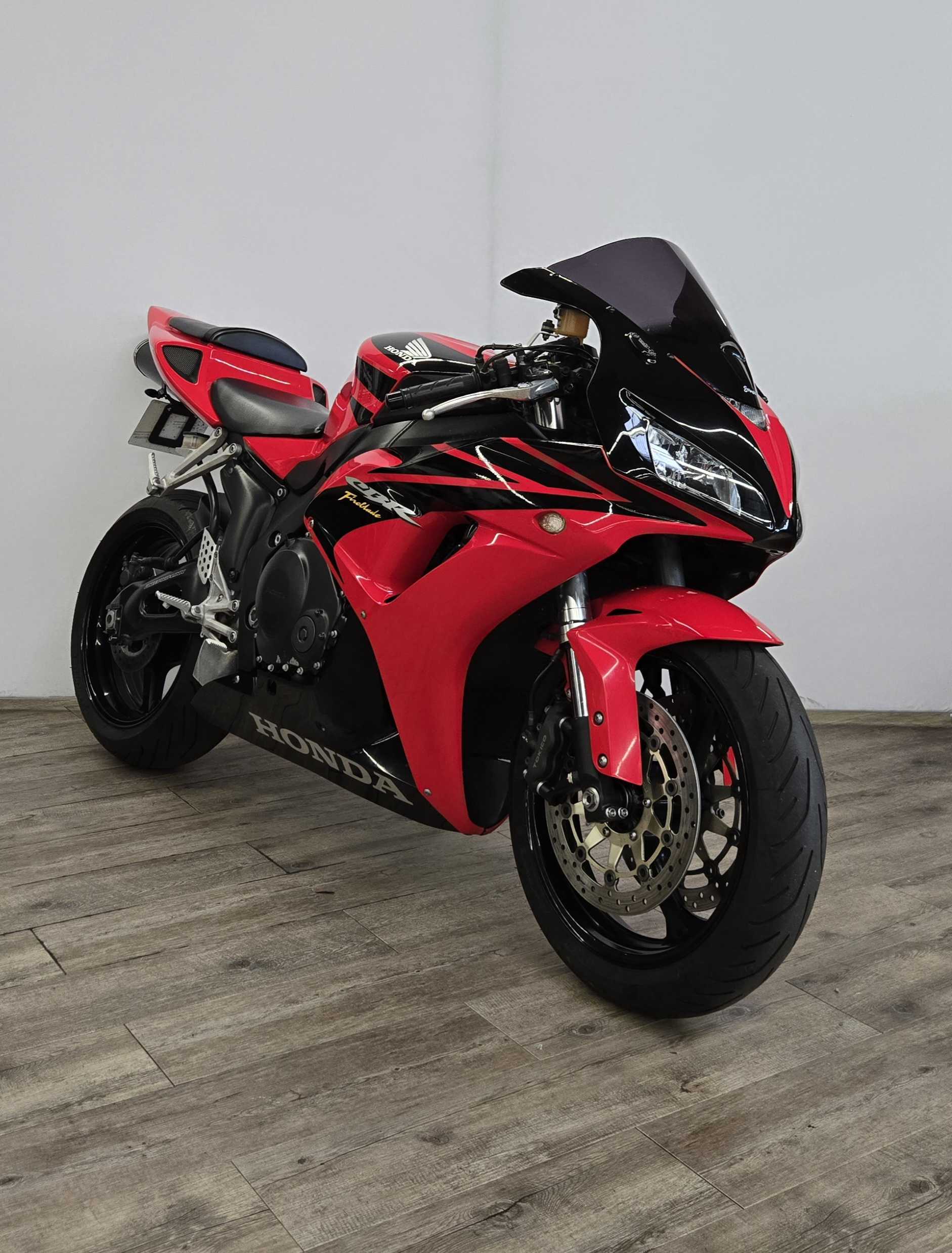 Honda CBR 1000 RR Fireblade 2006 HD vue 3/4 droite