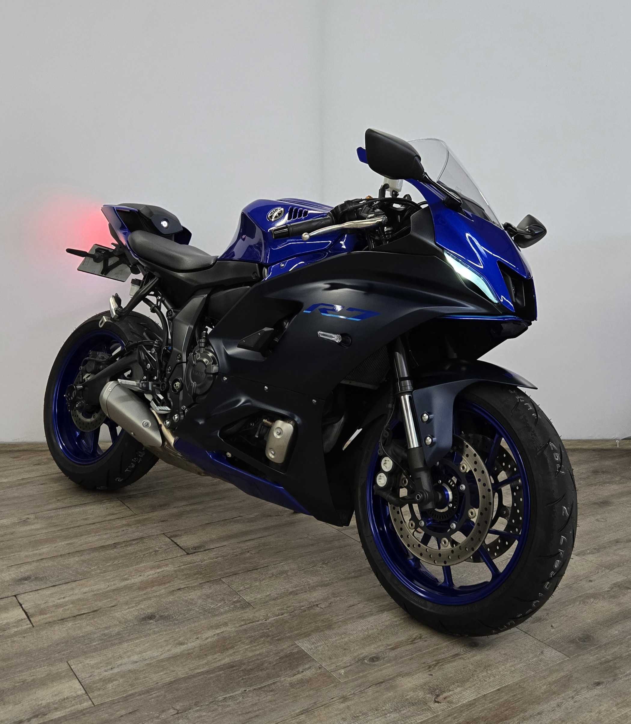 Yamaha YZF 700 R7 A2 2023 HD vue 3/4 droite