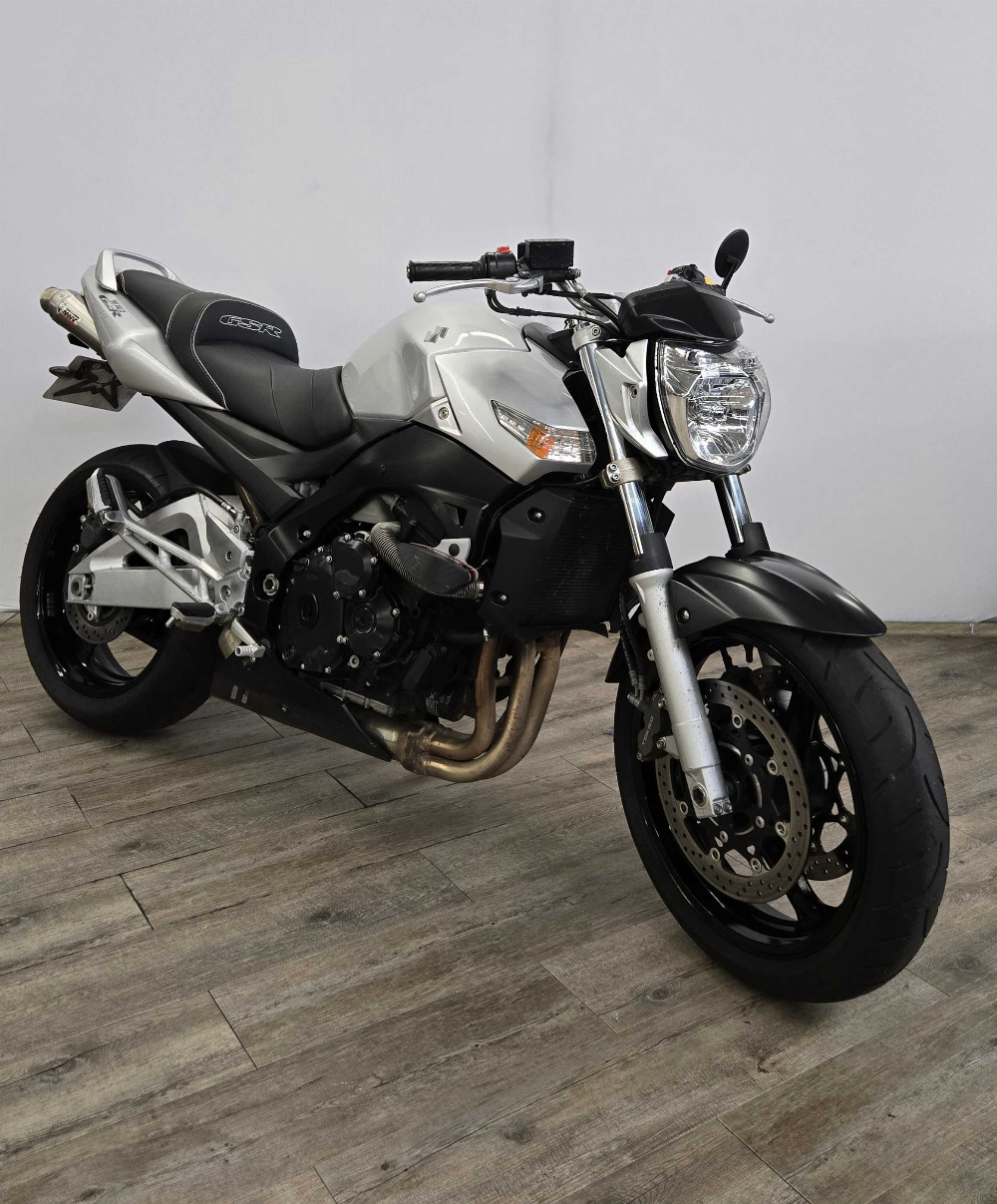 Suzuki GSR 600 2007 vue 3/4 droite
