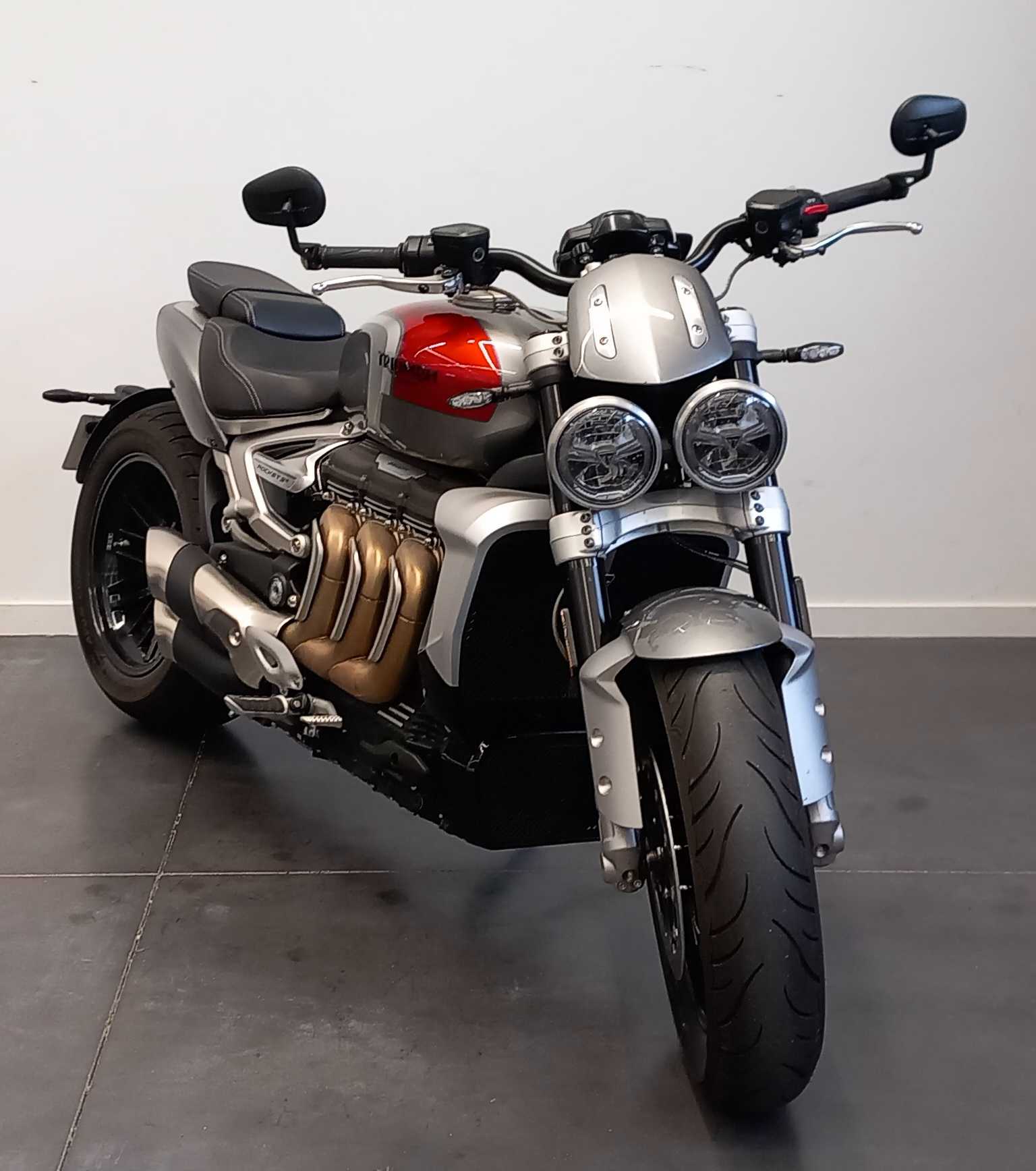 Triumph 2500 Rocket III R 2021 HD vue 3/4 droite
