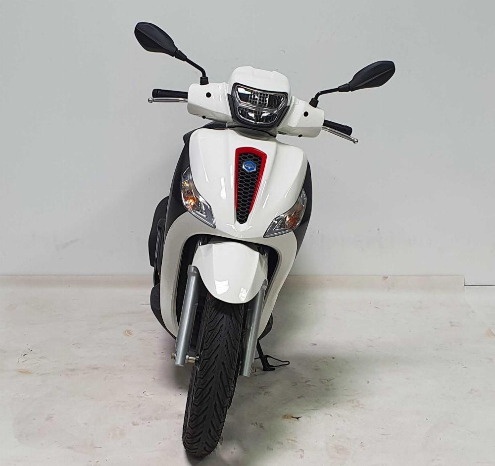 Piaggio MEDLEY 125 2021 vue avant