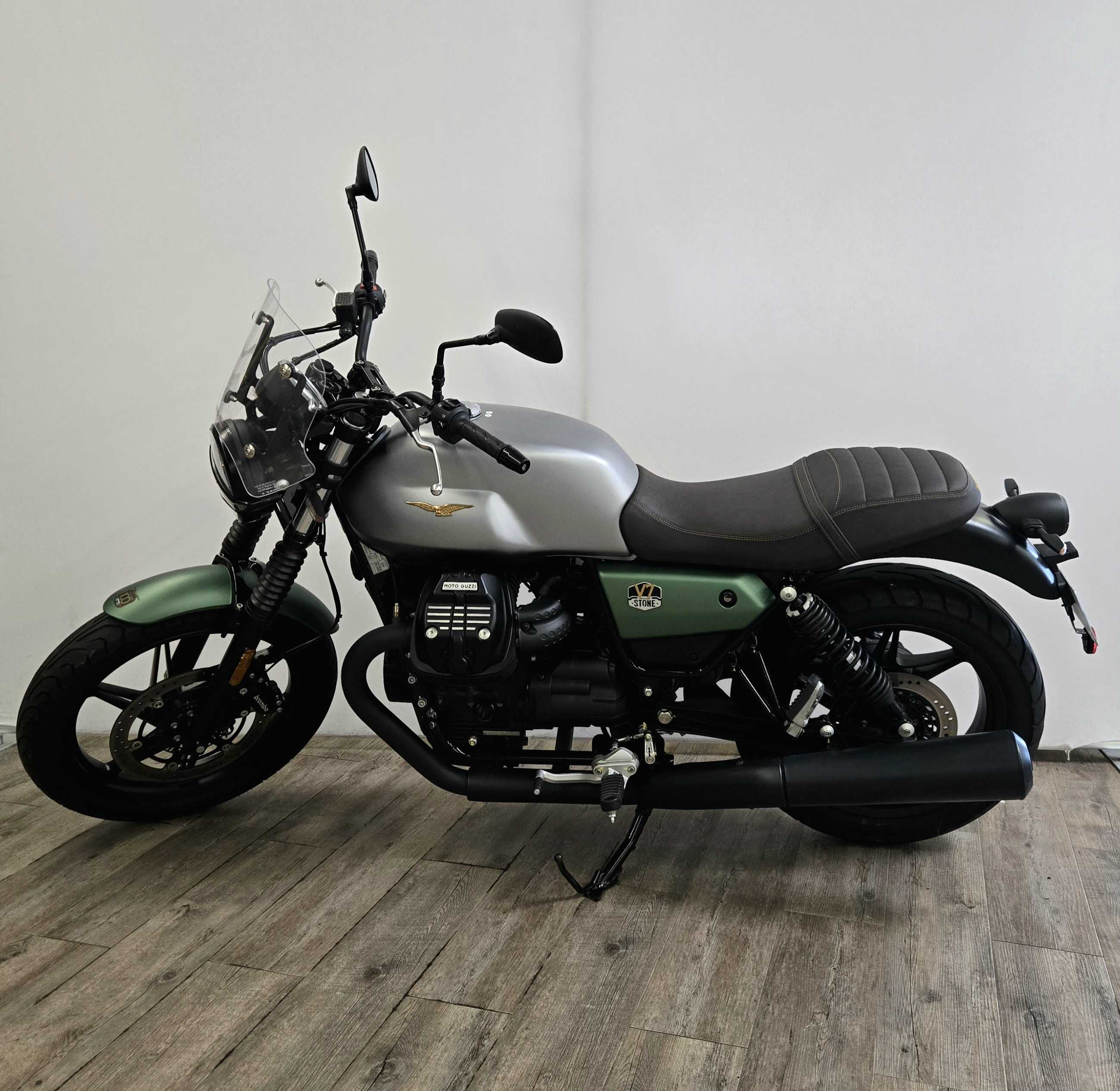 Moto Guzzi V7 STONE 850 V7 STONE 850 2022 HD vue gauche