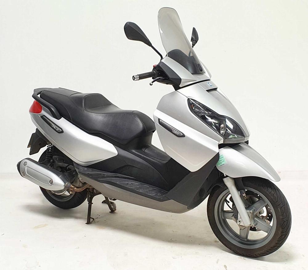 Piaggio X7 2010 vue 3/4 droite