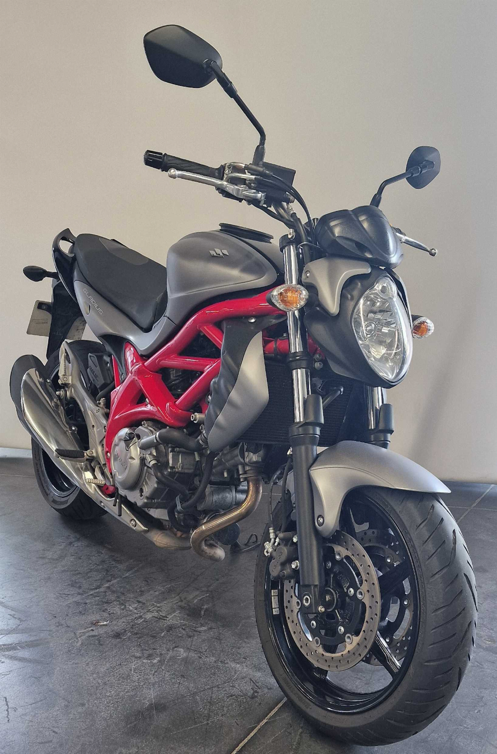 Suzuki SFV 650 Gladius ABS 2015 vue 3/4 droite
