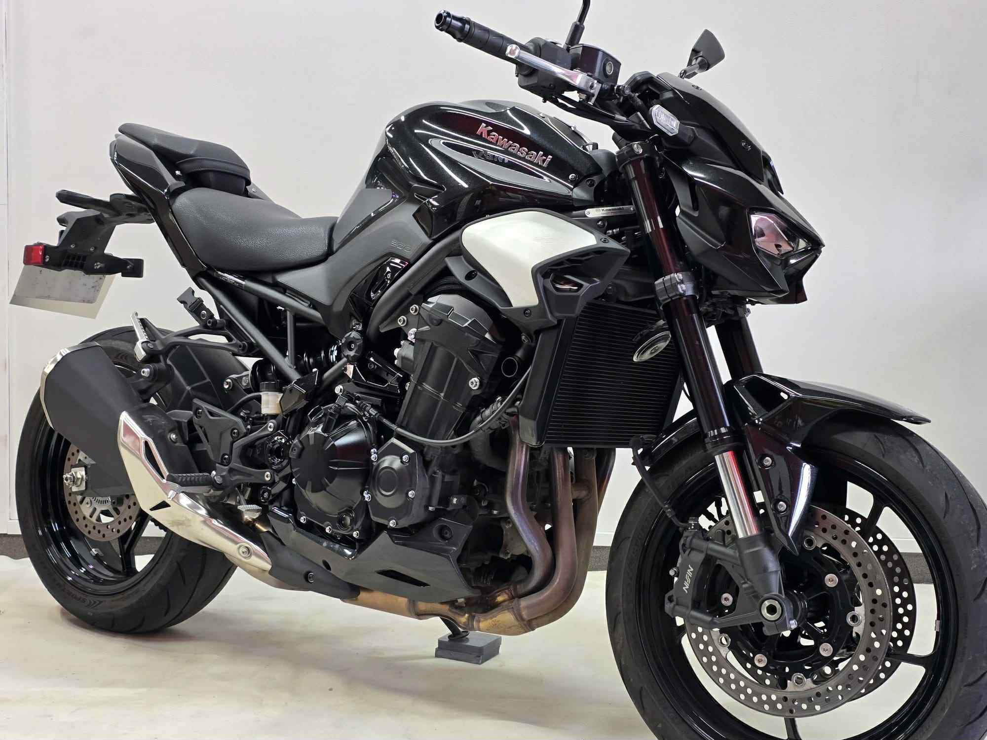 Kawasaki Z 900 A2 2023 HD vue 3/4 droite