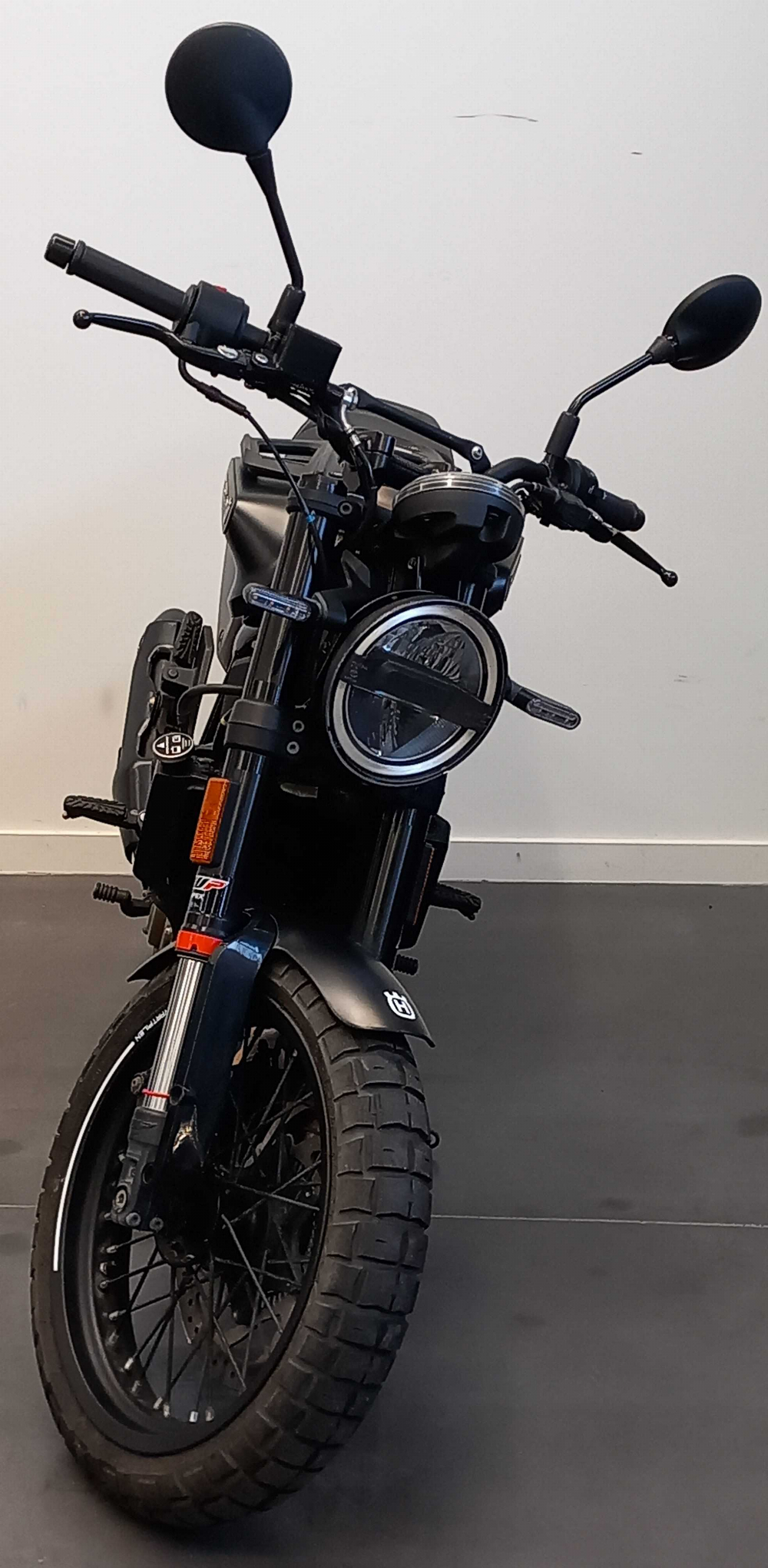 Husqvarna Svartpilen 125 2023 vue avant