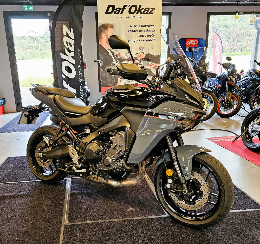 Yamaha TRACER 900 MTT890 2025 vue 3/4 droite