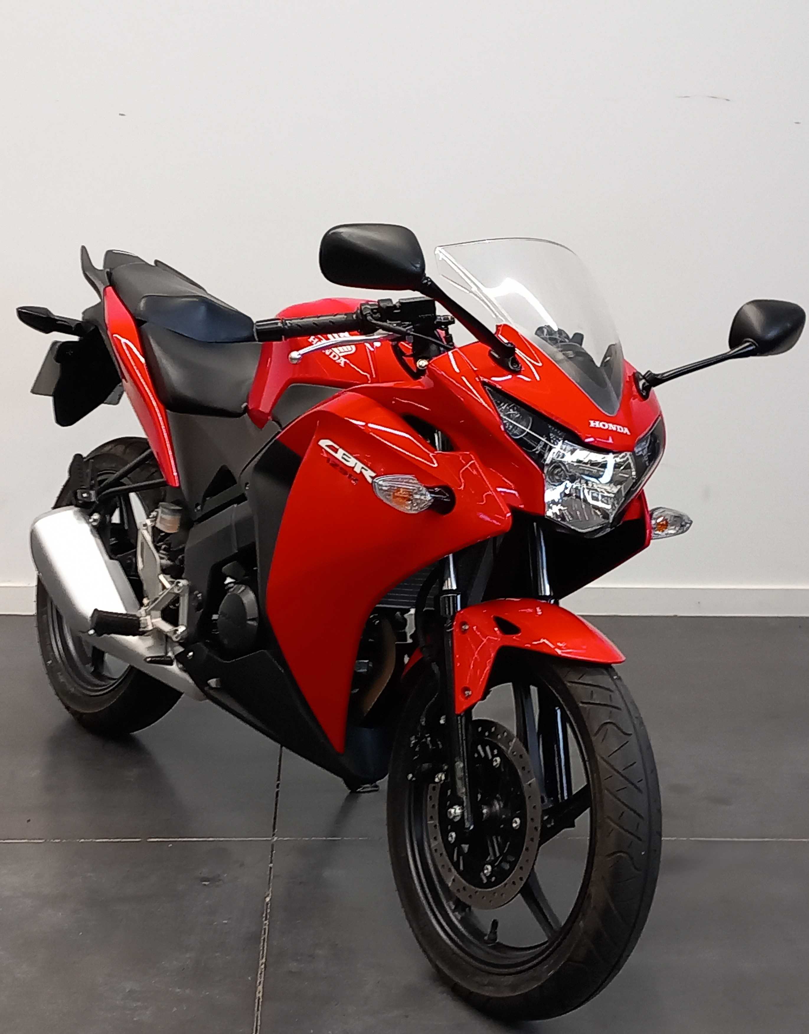 Honda CBR 125 R 2015 HD vue 3/4 droite