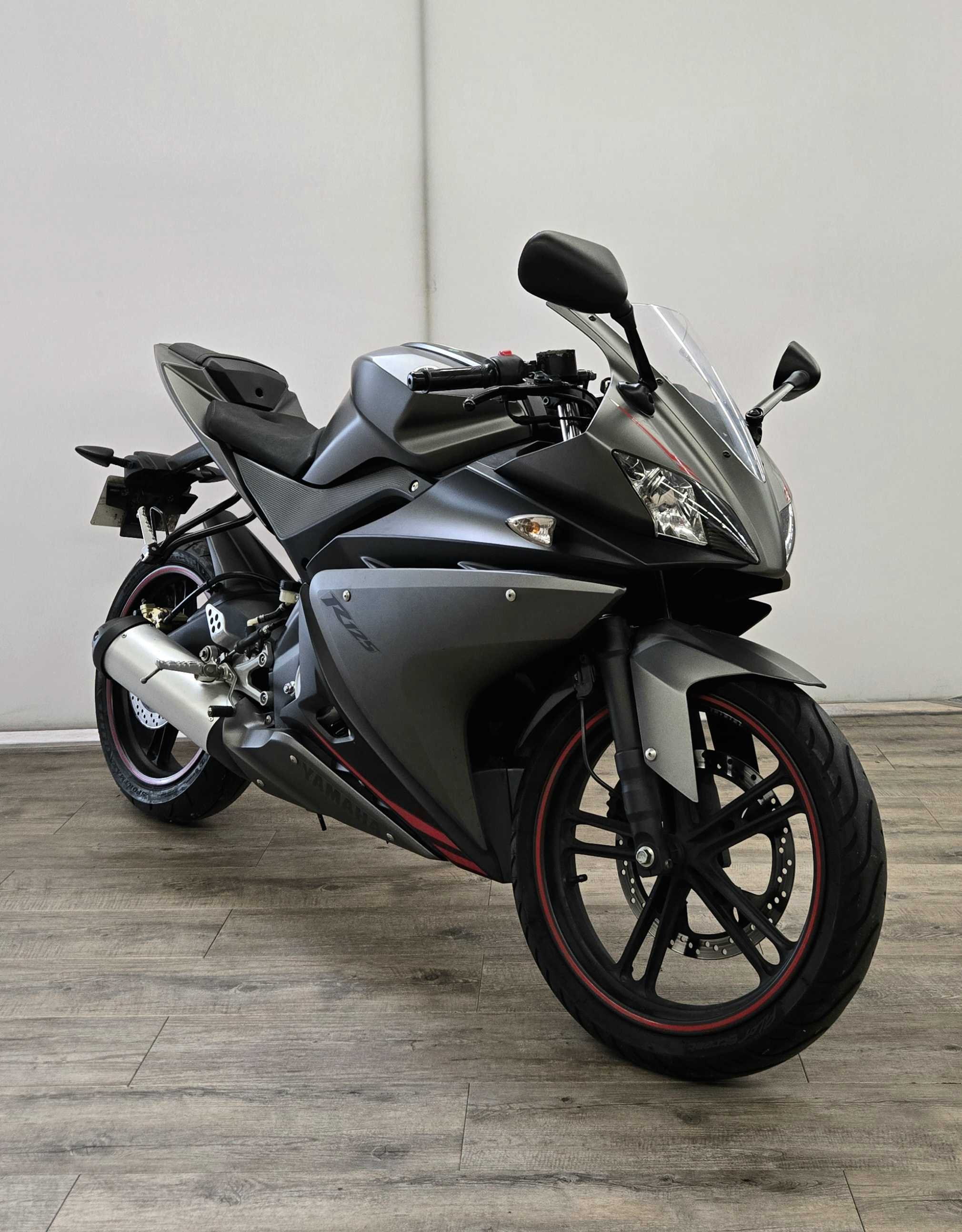 Yamaha YZF-R 125 2013 HD vue 3/4 droite