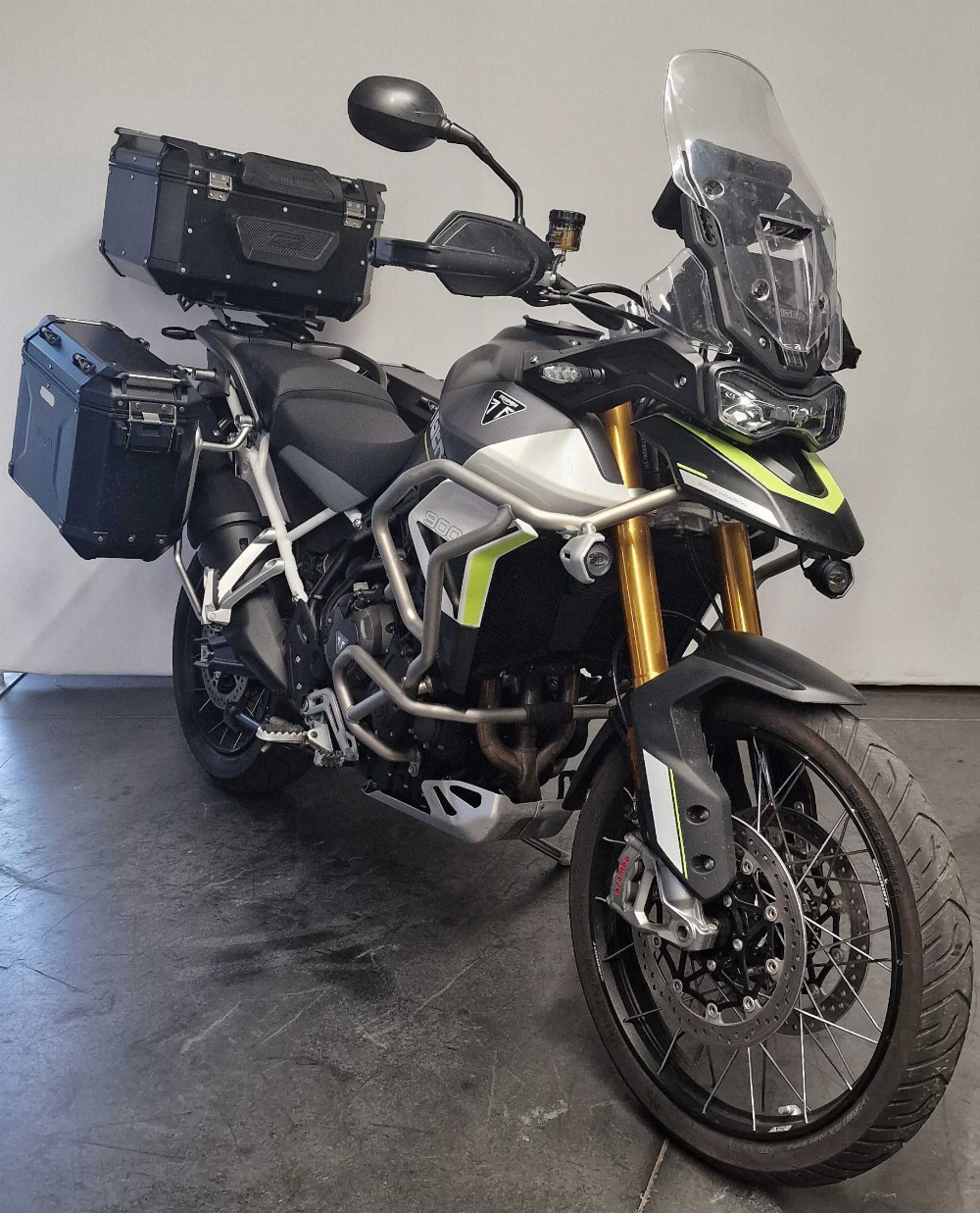 Triumph 900 Tiger Rally Pro 2023 vue 3/4 droite