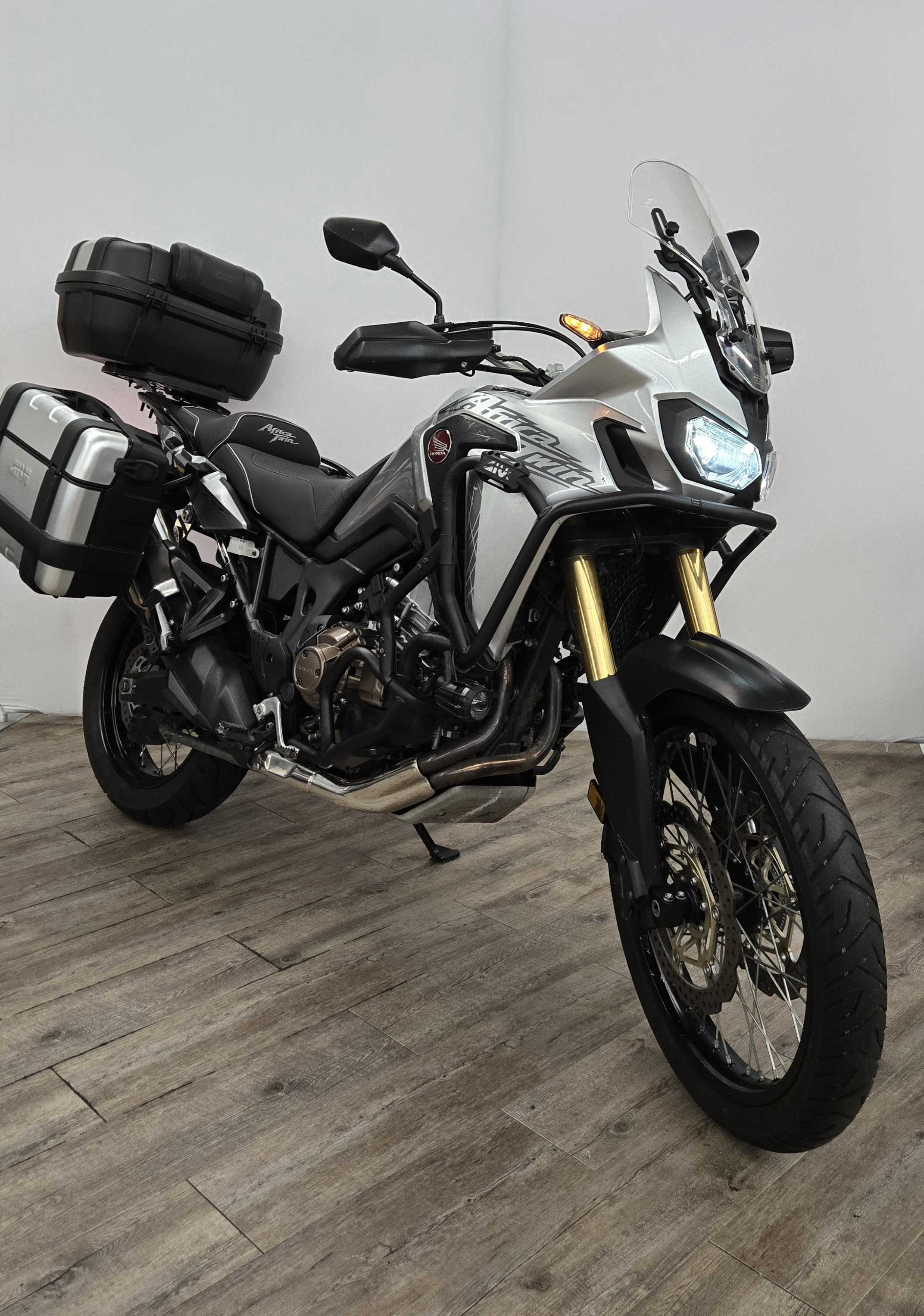 Honda CRF 1000 L Africa Twin 2016 HD vue 3/4 droite