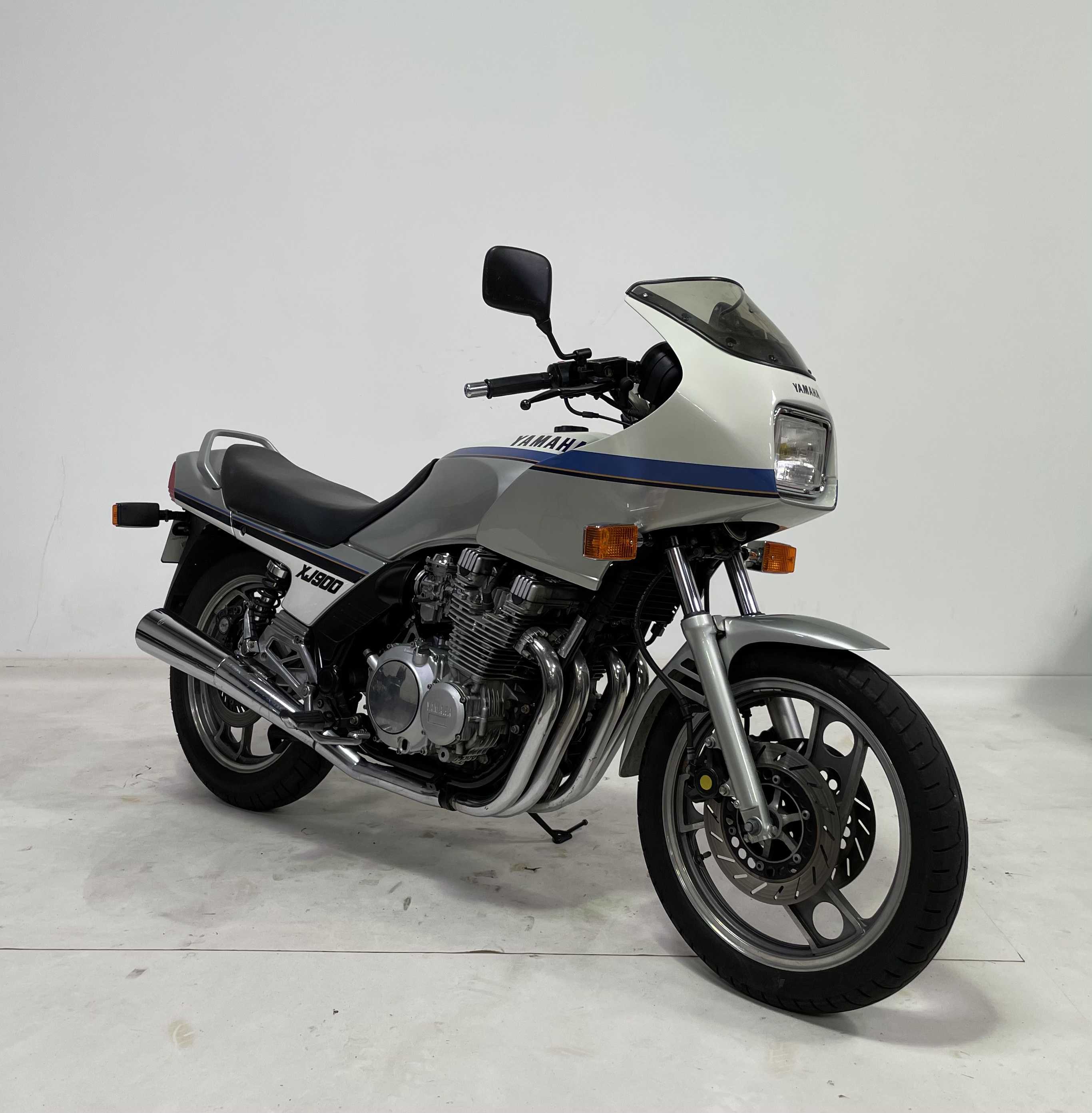 Yamaha XJ 900 (58L) 1990 HD vue 3/4 droite