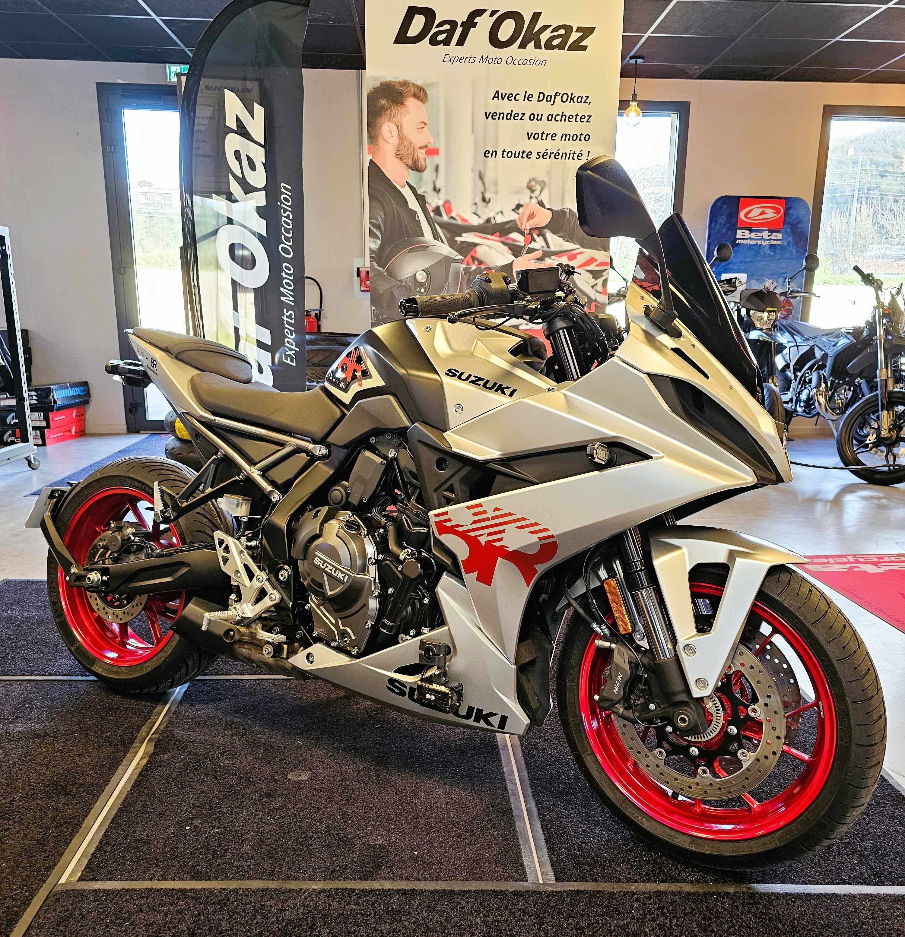 Suzuki GSX 800 8R 2024 HD vue 3/4 droite