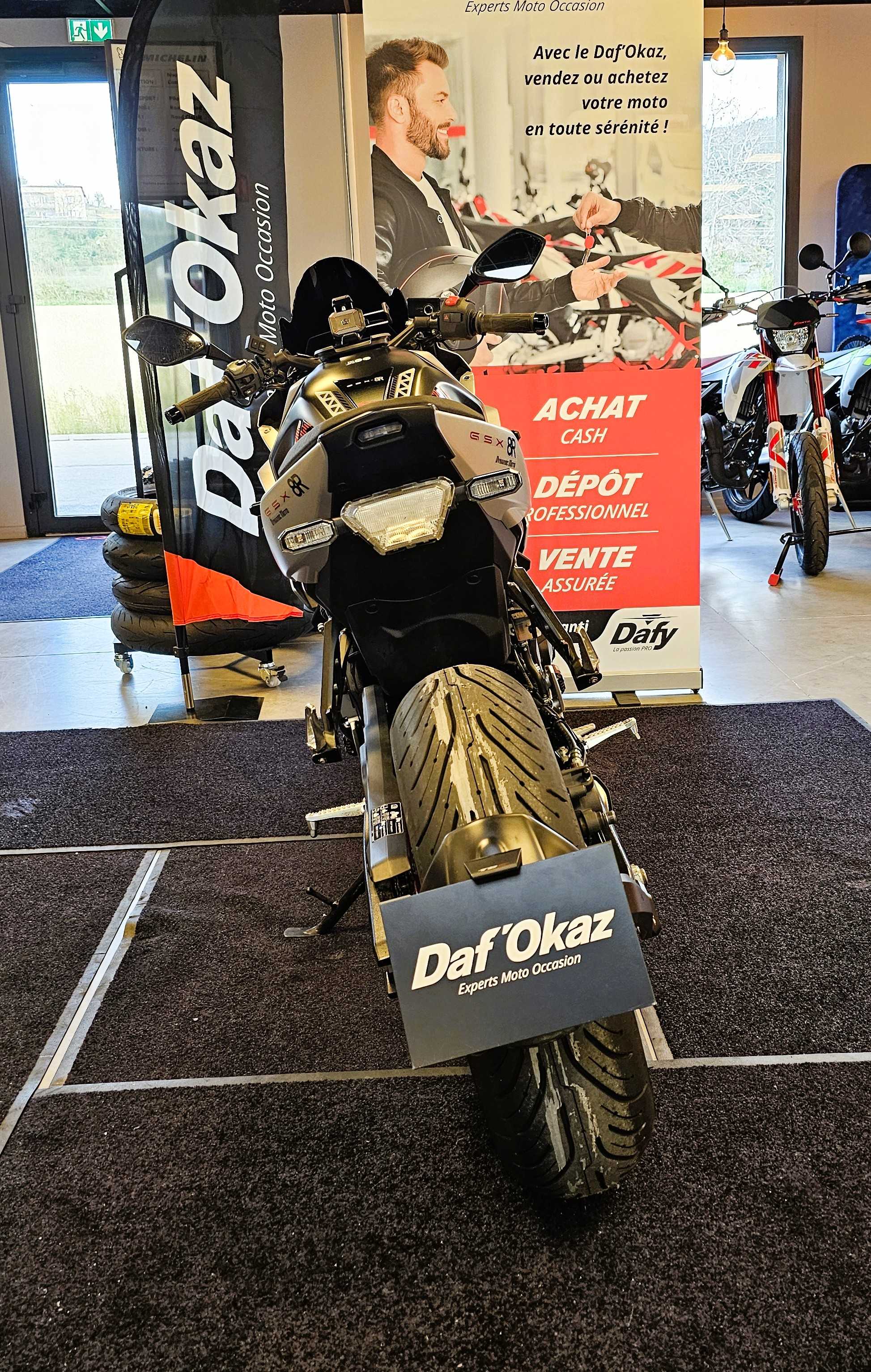 Suzuki GSX 800 8R 2024 HD vue arrière