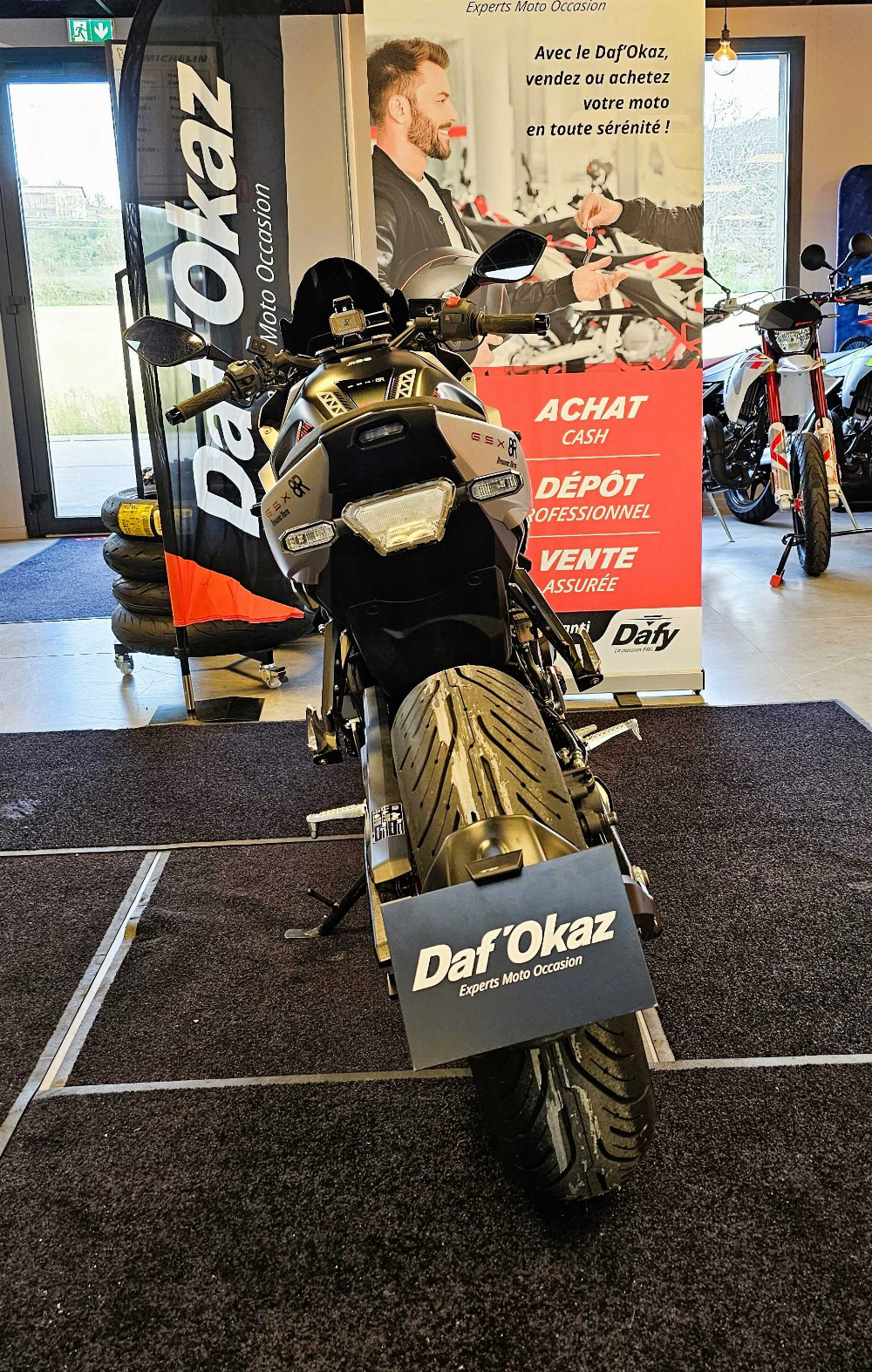 Suzuki GSX 800 8R 2024 vue arrière