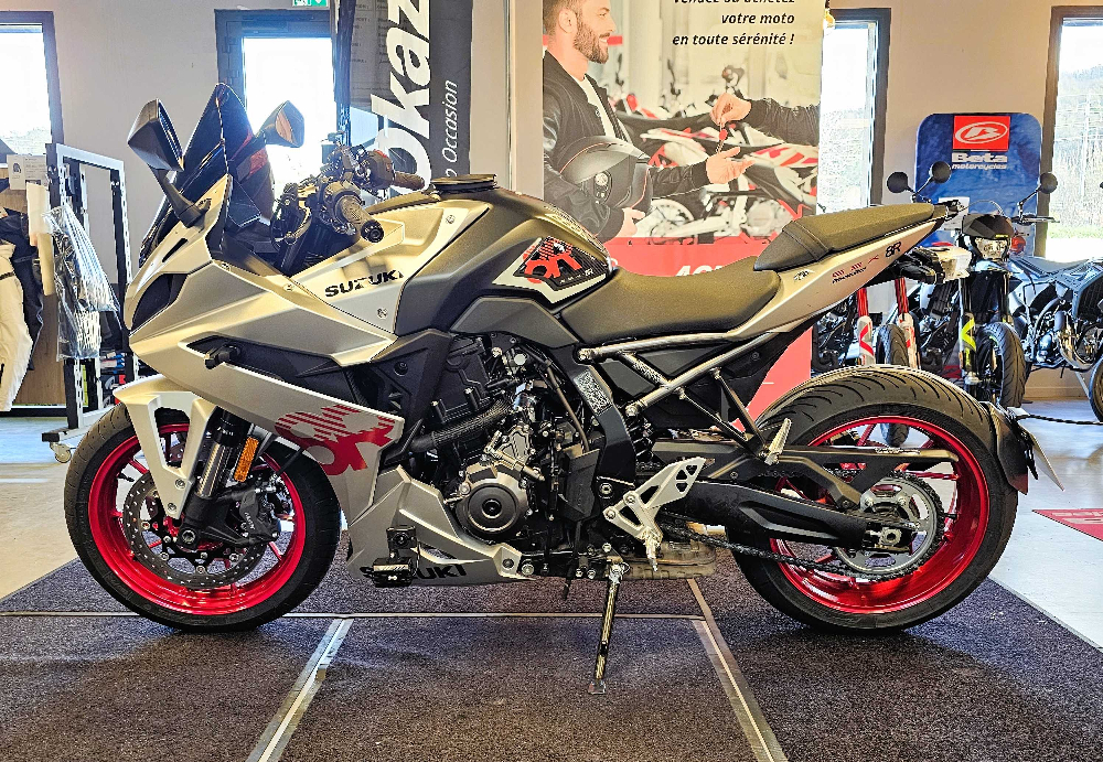 Suzuki GSX 800 8R 2024 vue gauche
