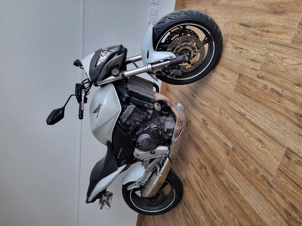 Honda CB 600 F Hornet 2011 vue 3/4 droite