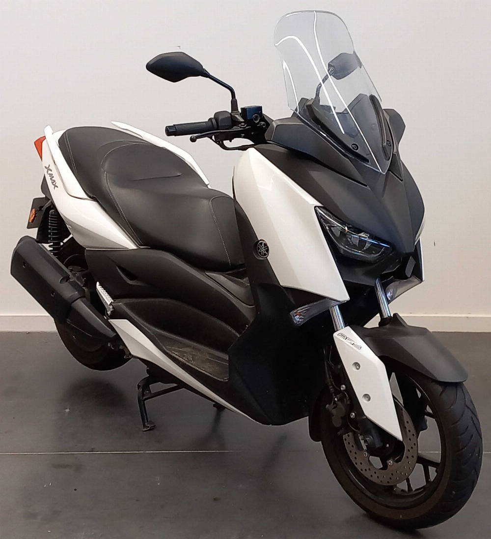 Yamaha CZD 300 A X-Max 2017 vue 3/4 droite