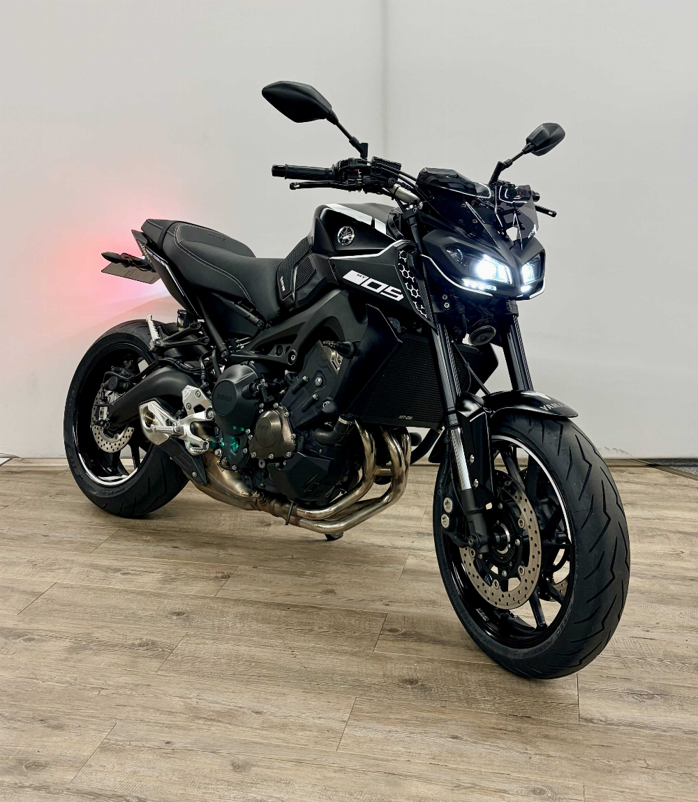 Yamaha MT-09 850 ABS 2017 vue 3/4 droite