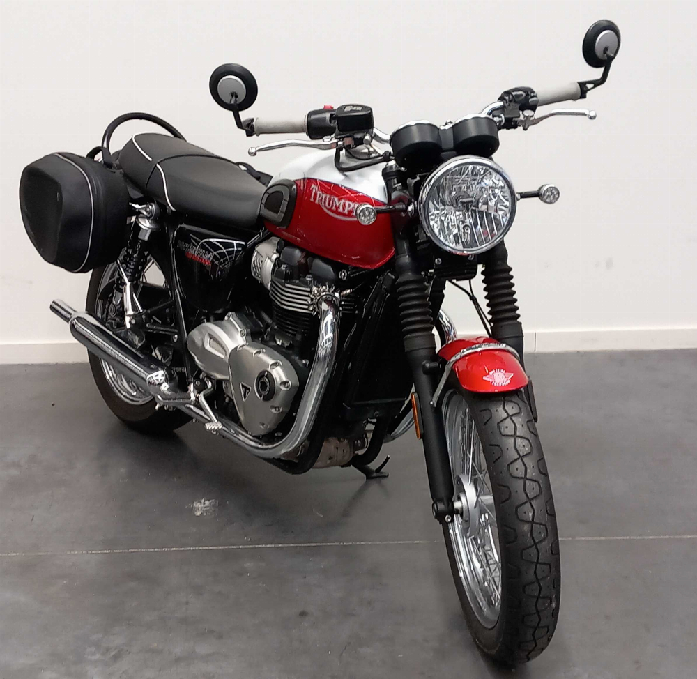Triumph 900 Bonneville T100 2020 vue 3/4 droite