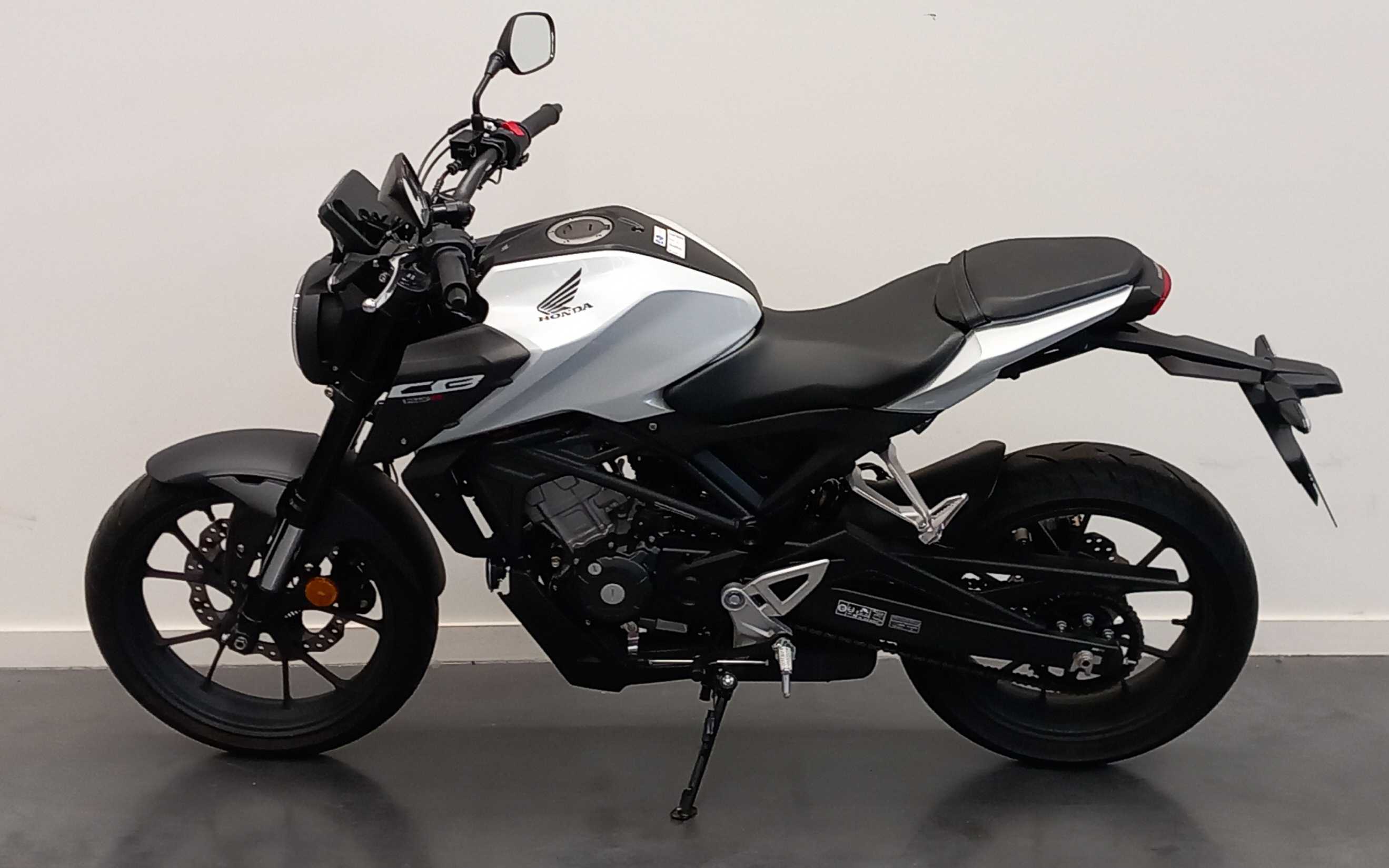 Honda CB 125 R 2024 HD vue gauche