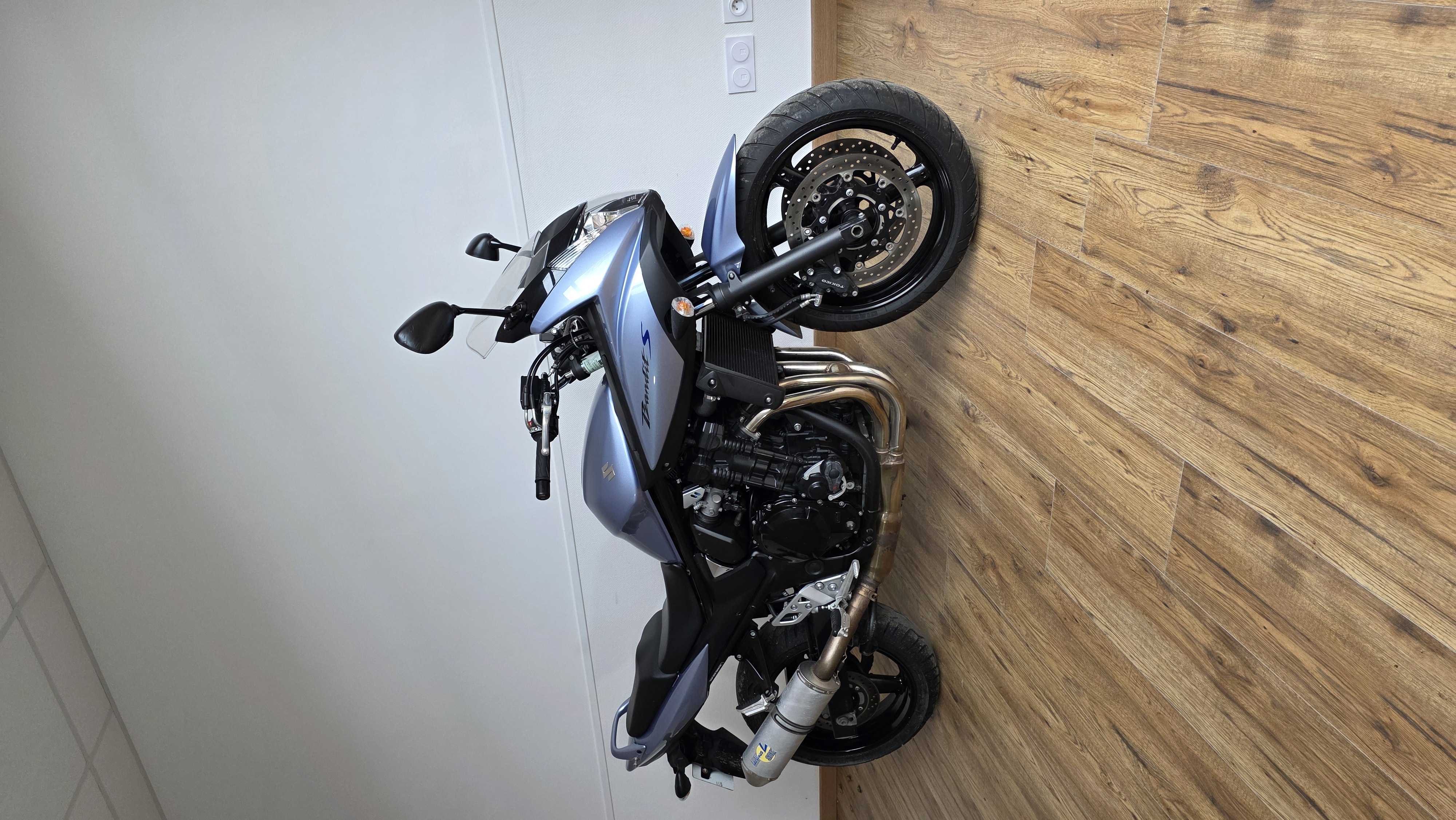 Suzuki GSF 650 S Bandit 2010 HD vue 3/4 droite