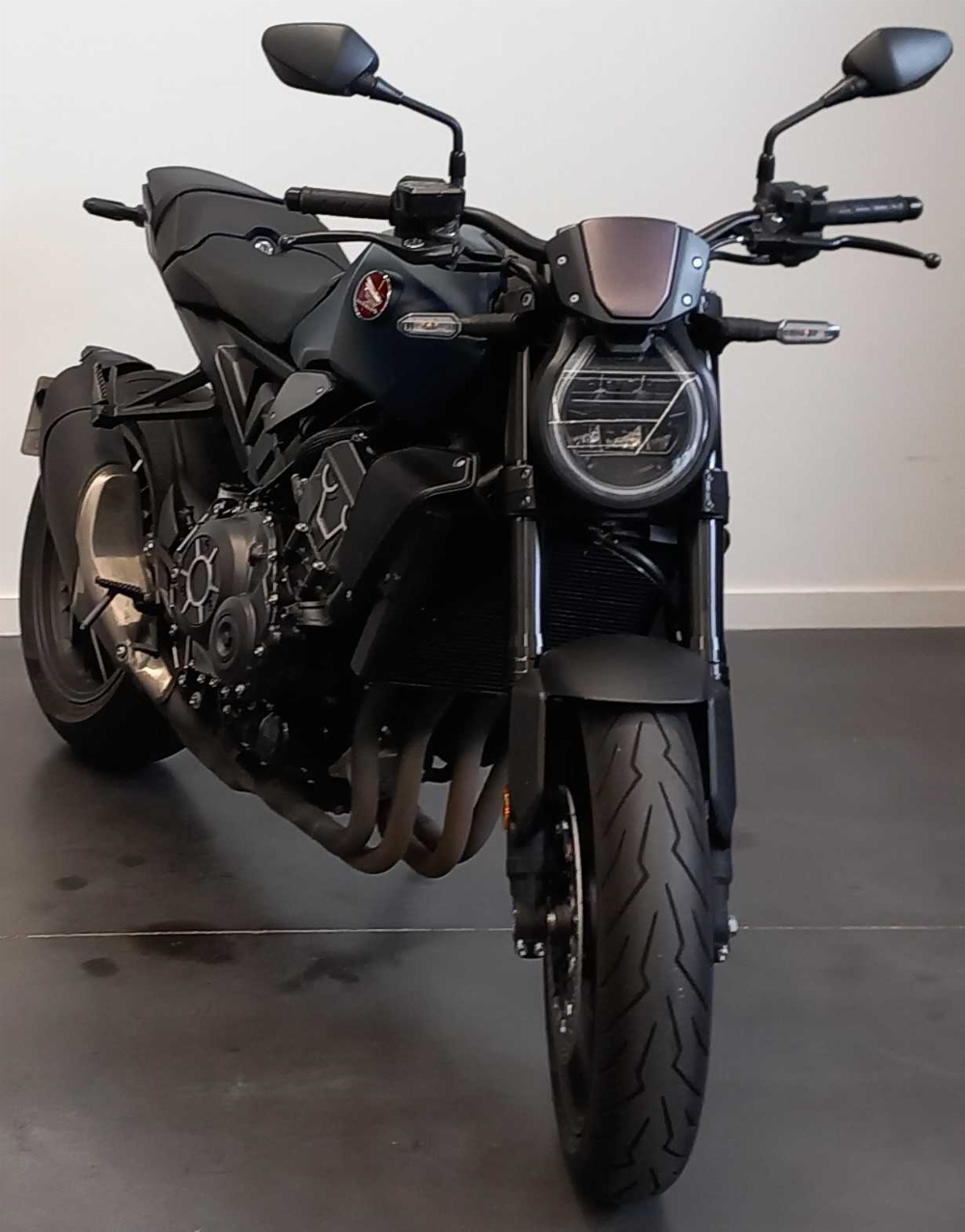 Honda CB 1000 R + 2024 vue 3/4 droite