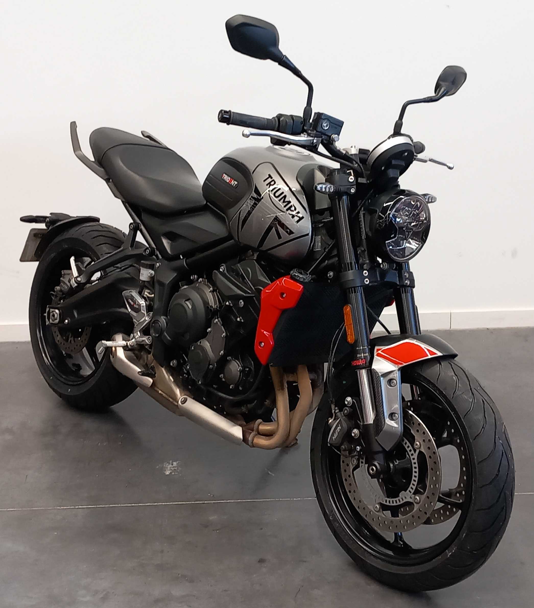 Triumph 660 Trident 2023 HD vue 3/4 droite