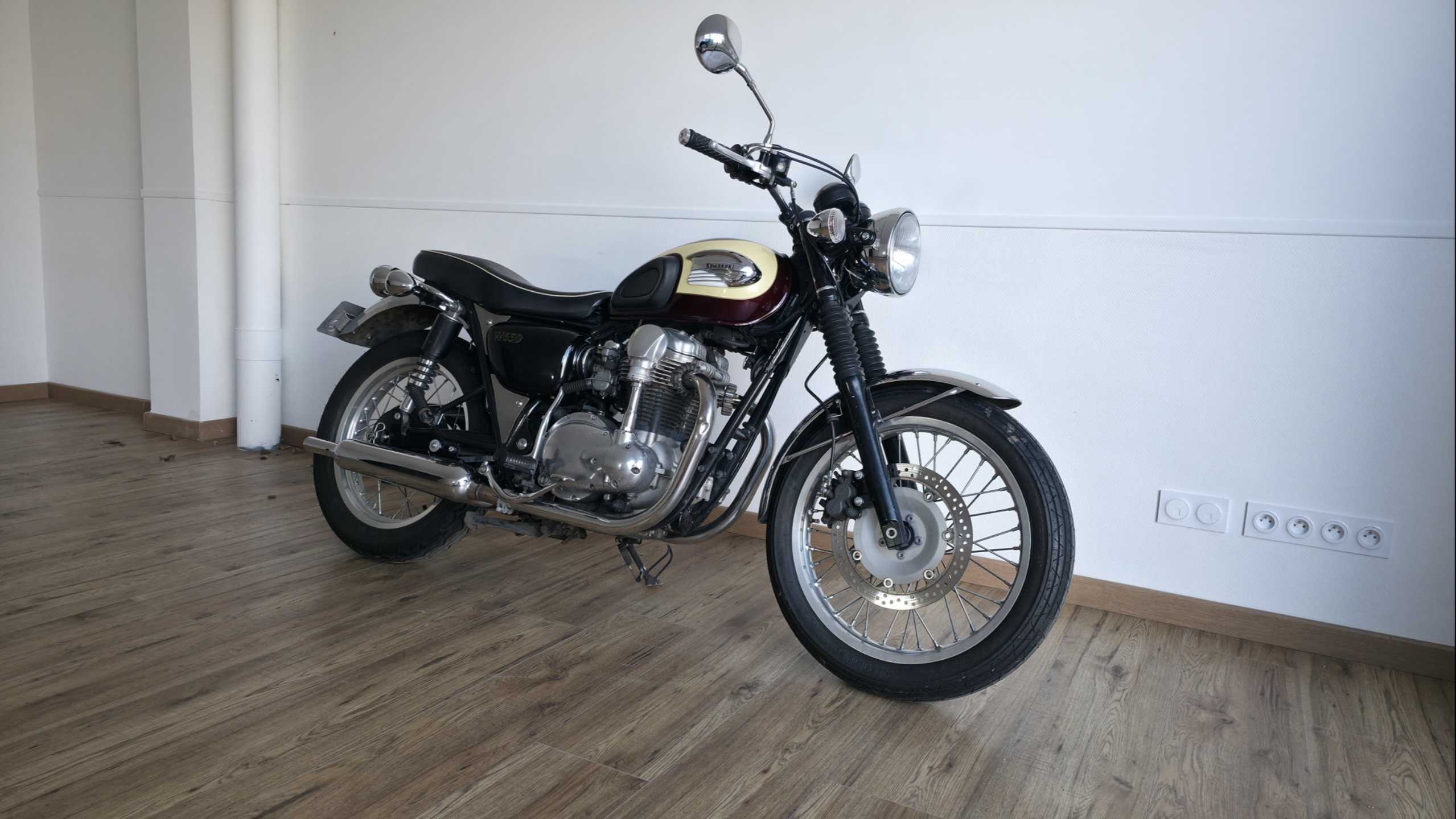 Kawasaki W 650 (EJ) 2002 HD vue 3/4 droite
