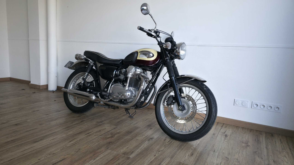 Kawasaki W 650 (EJ) 2002 vue 3/4 droite