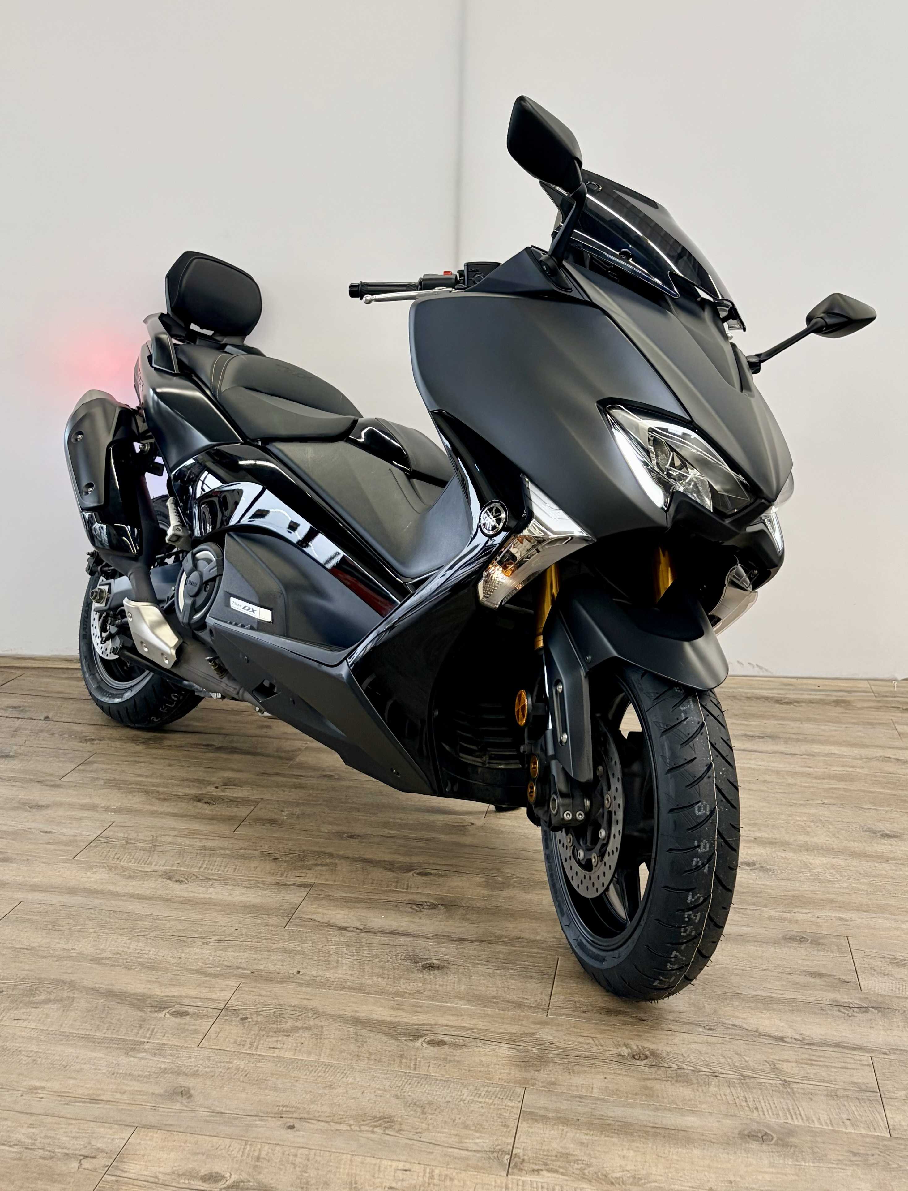 Yamaha XP 530 T-Max DX 2017 HD vue 3/4 droite
