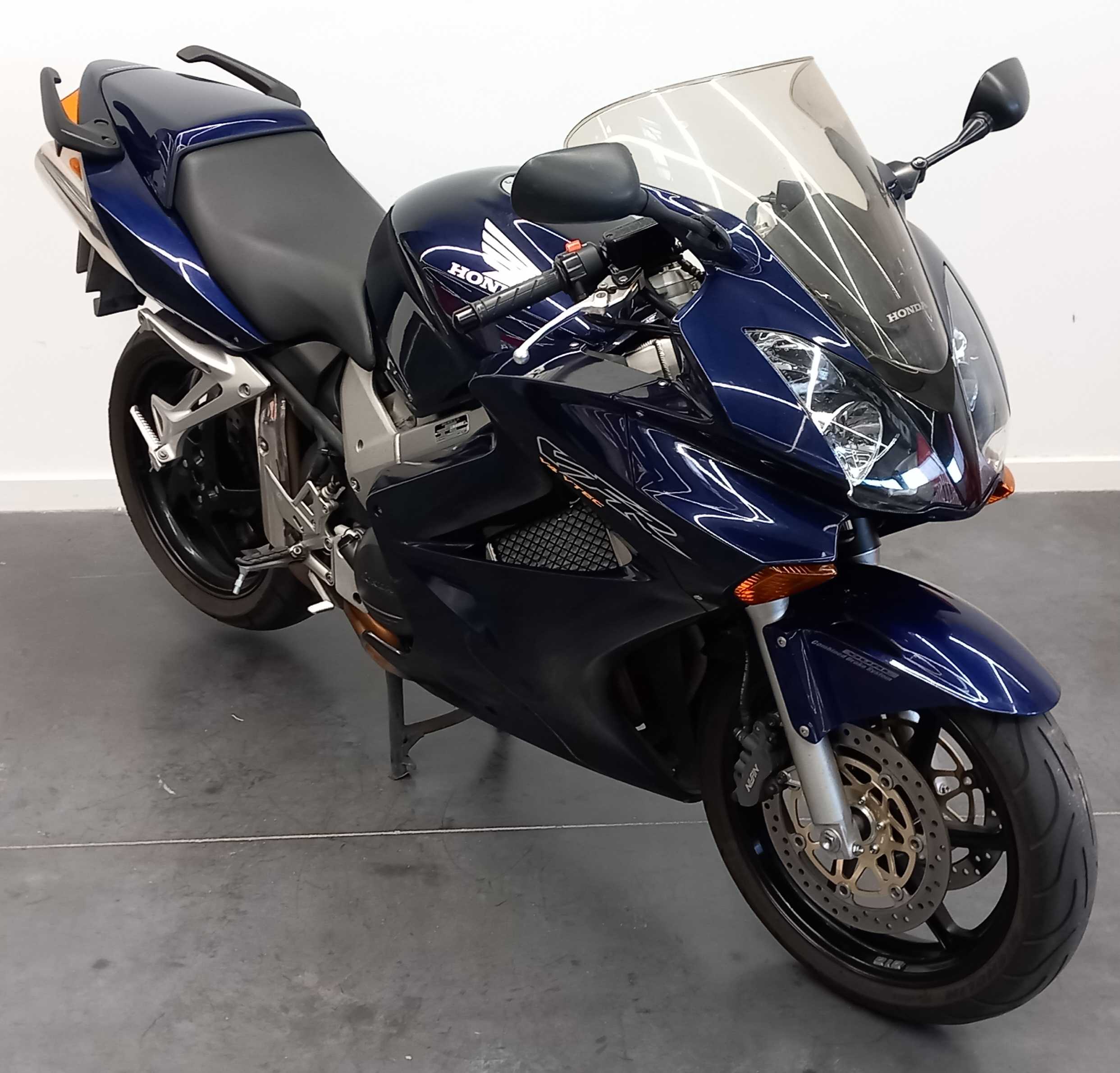 Honda VFR 800 F V-TEC RC46 2003 HD vue 3/4 droite