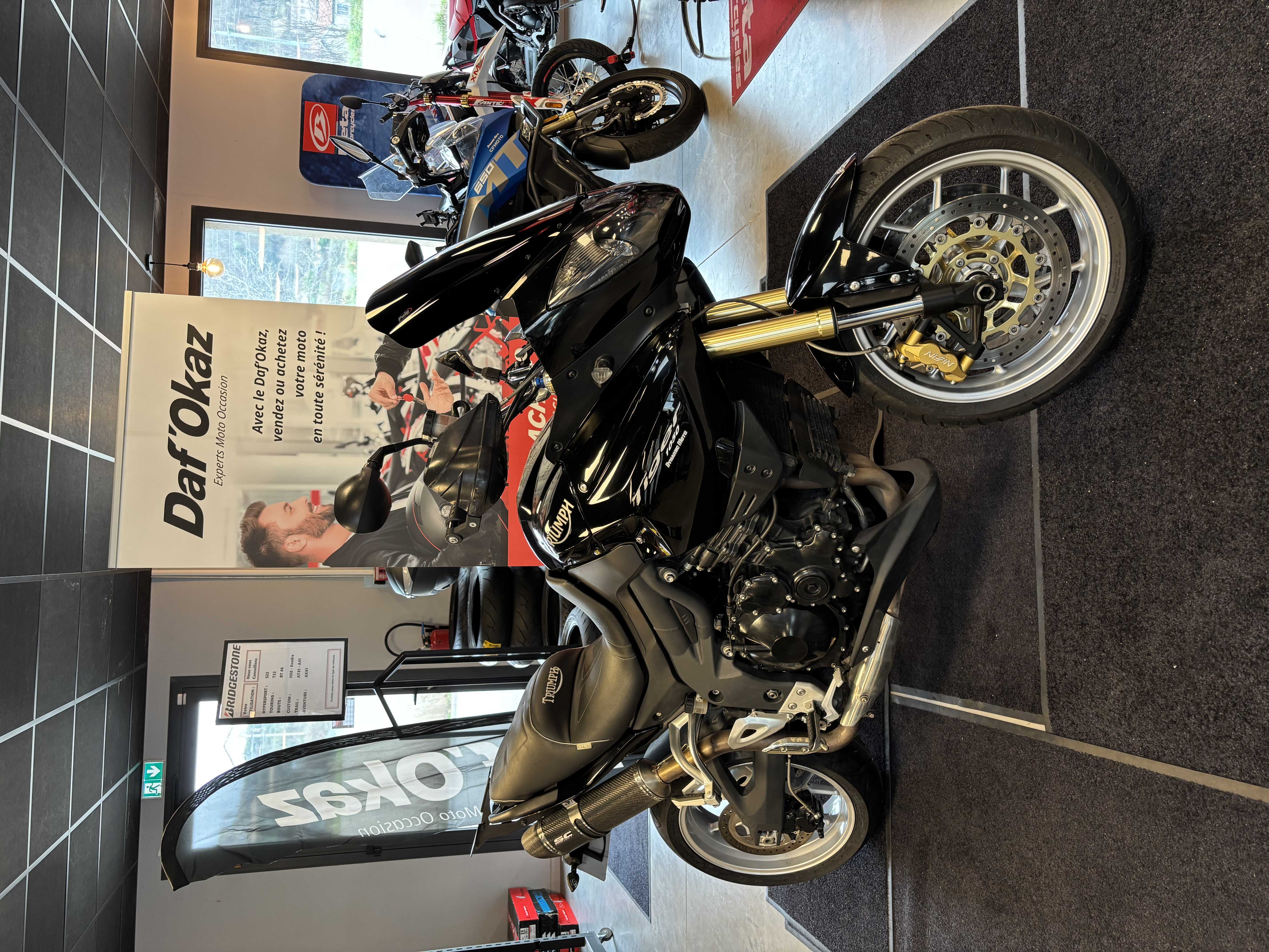 Triumph 1050 Tiger 2009 HD vue 3/4 droite