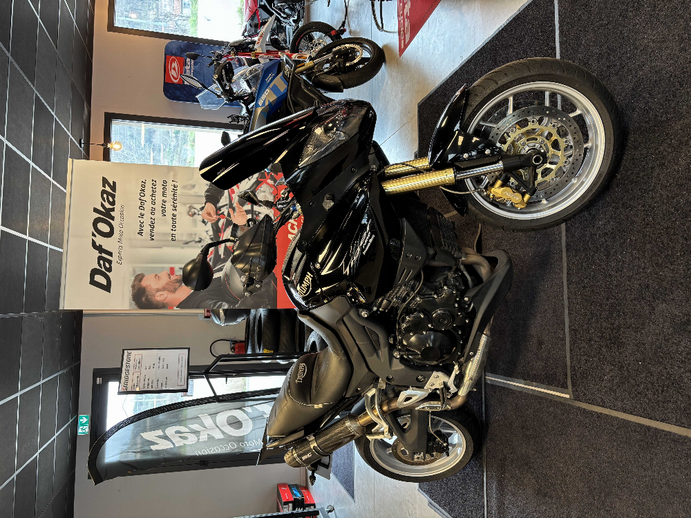 Triumph 1050 Tiger 2009 vue 3/4 droite