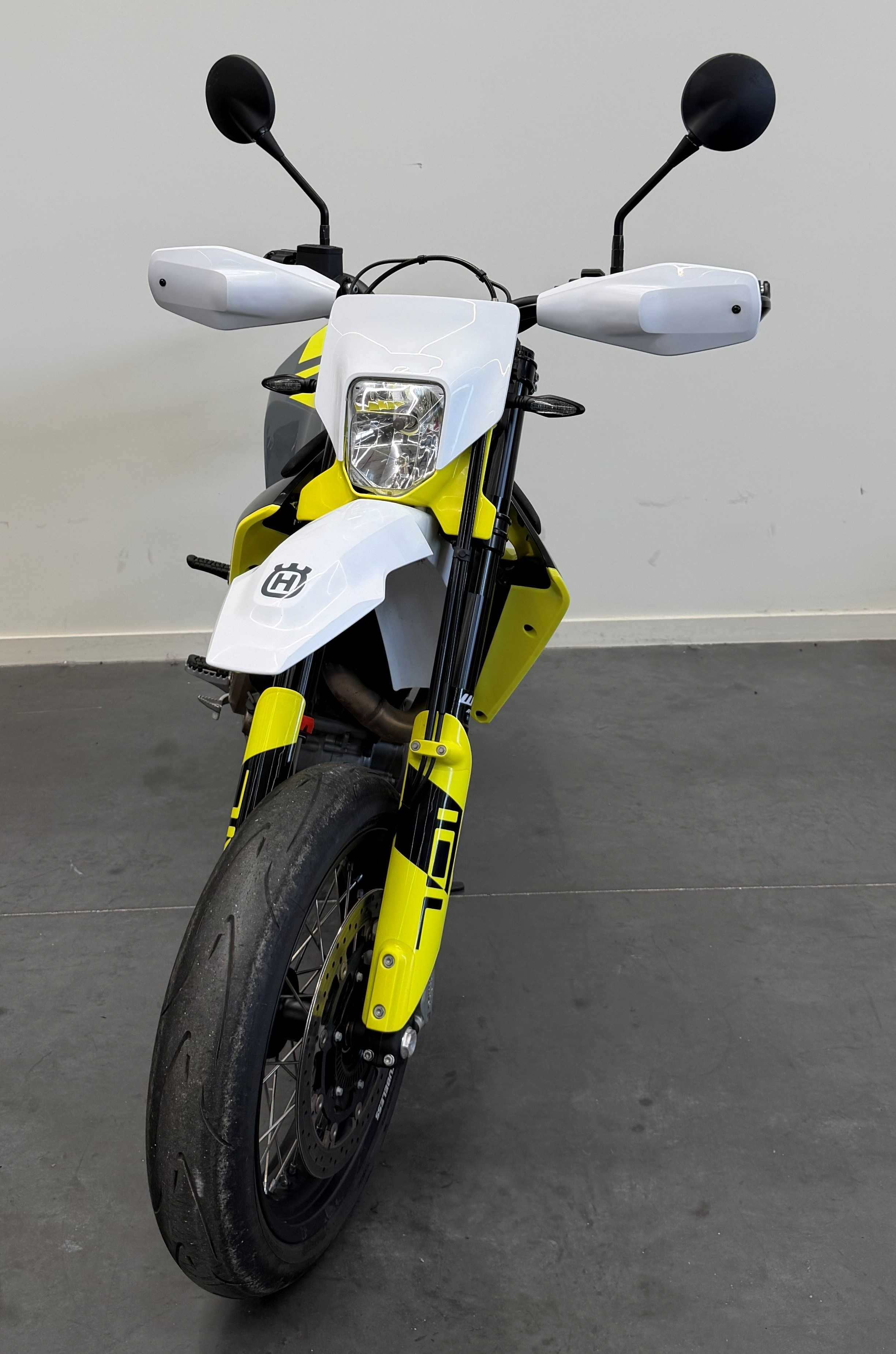 Husqvarna 701 Supermoto 2024 HD vue avant