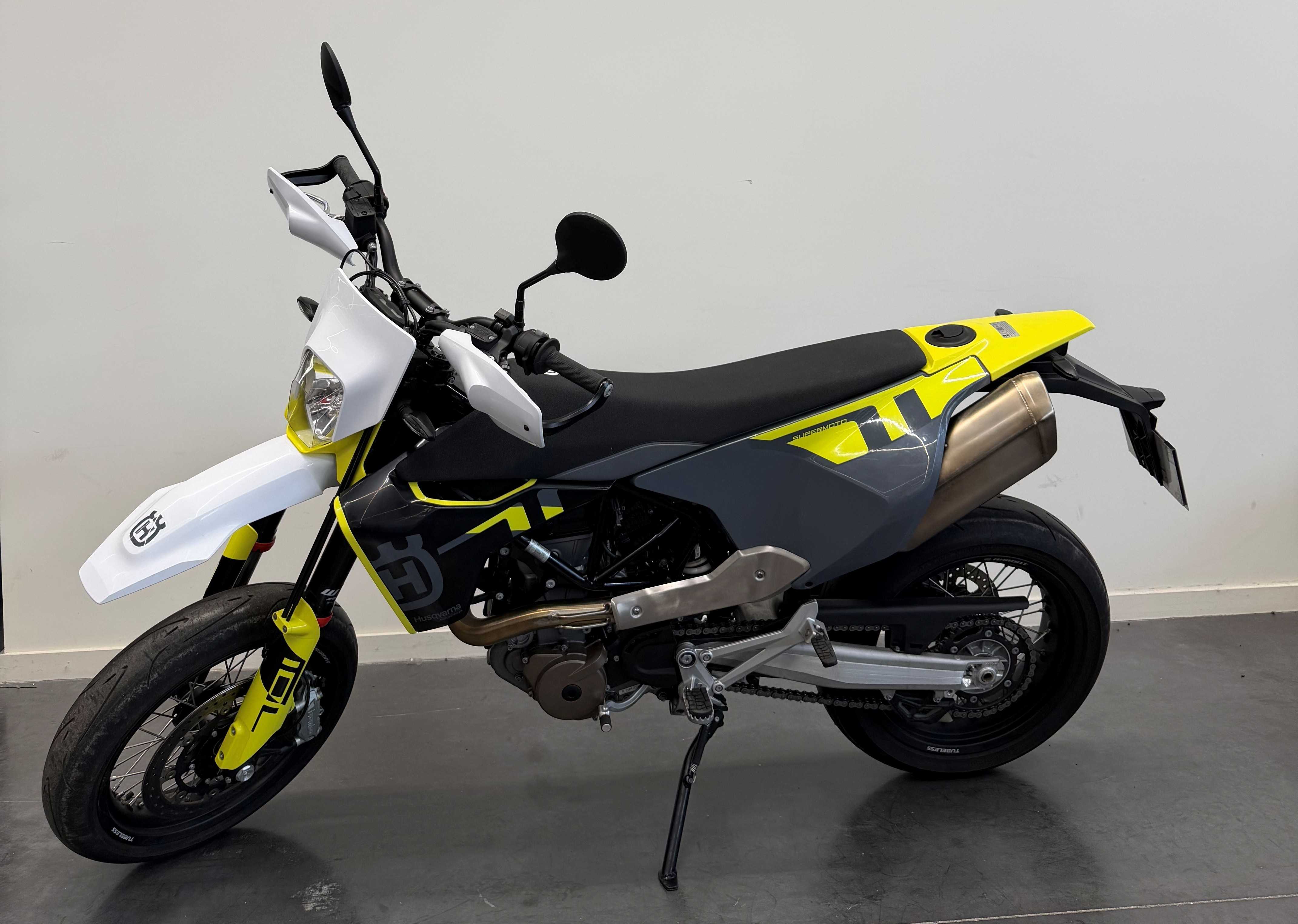 Husqvarna 701 Supermoto 2024 HD vue gauche