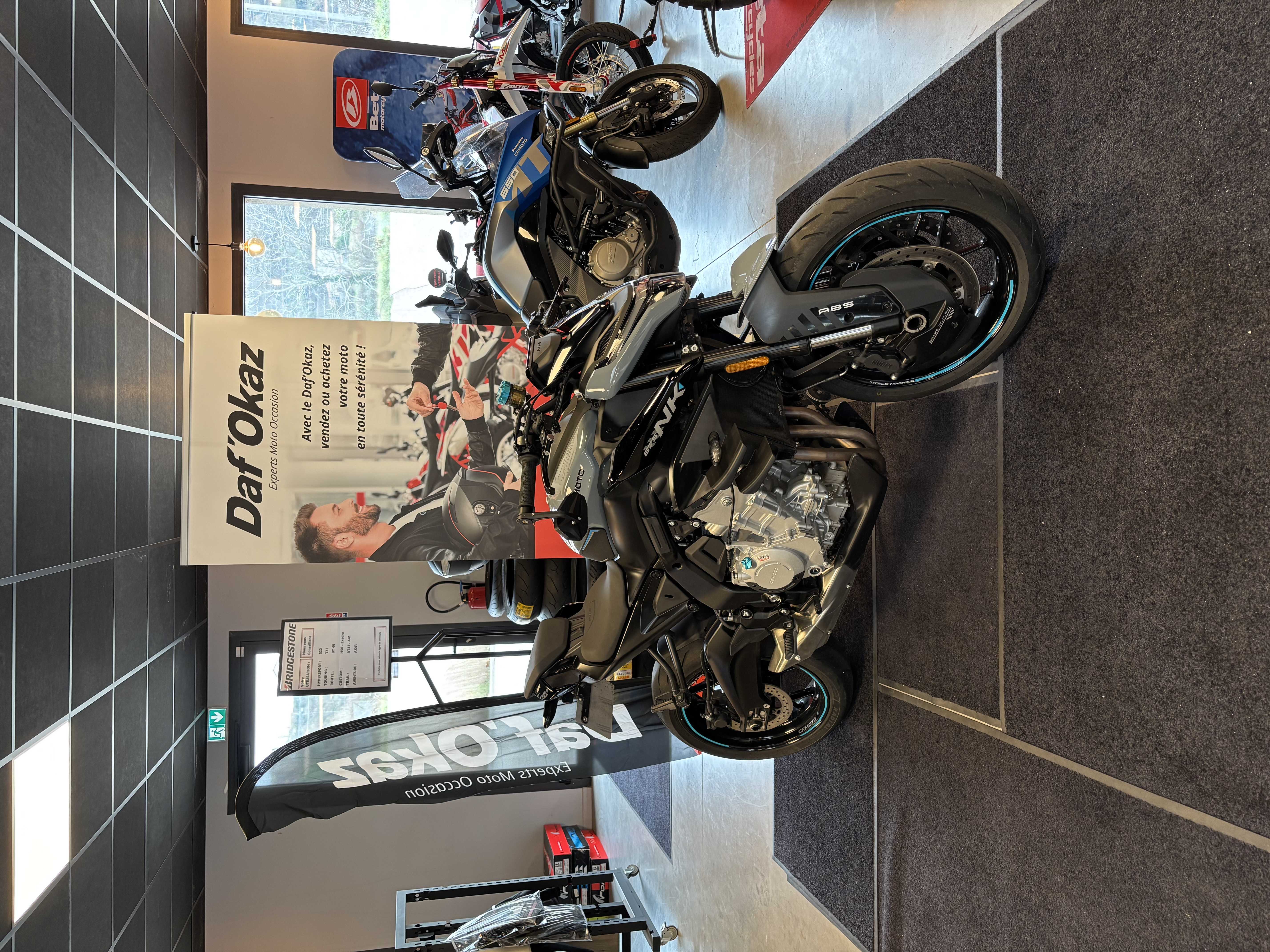 CFMOTO 675 NK 2025 HD vue 3/4 droite