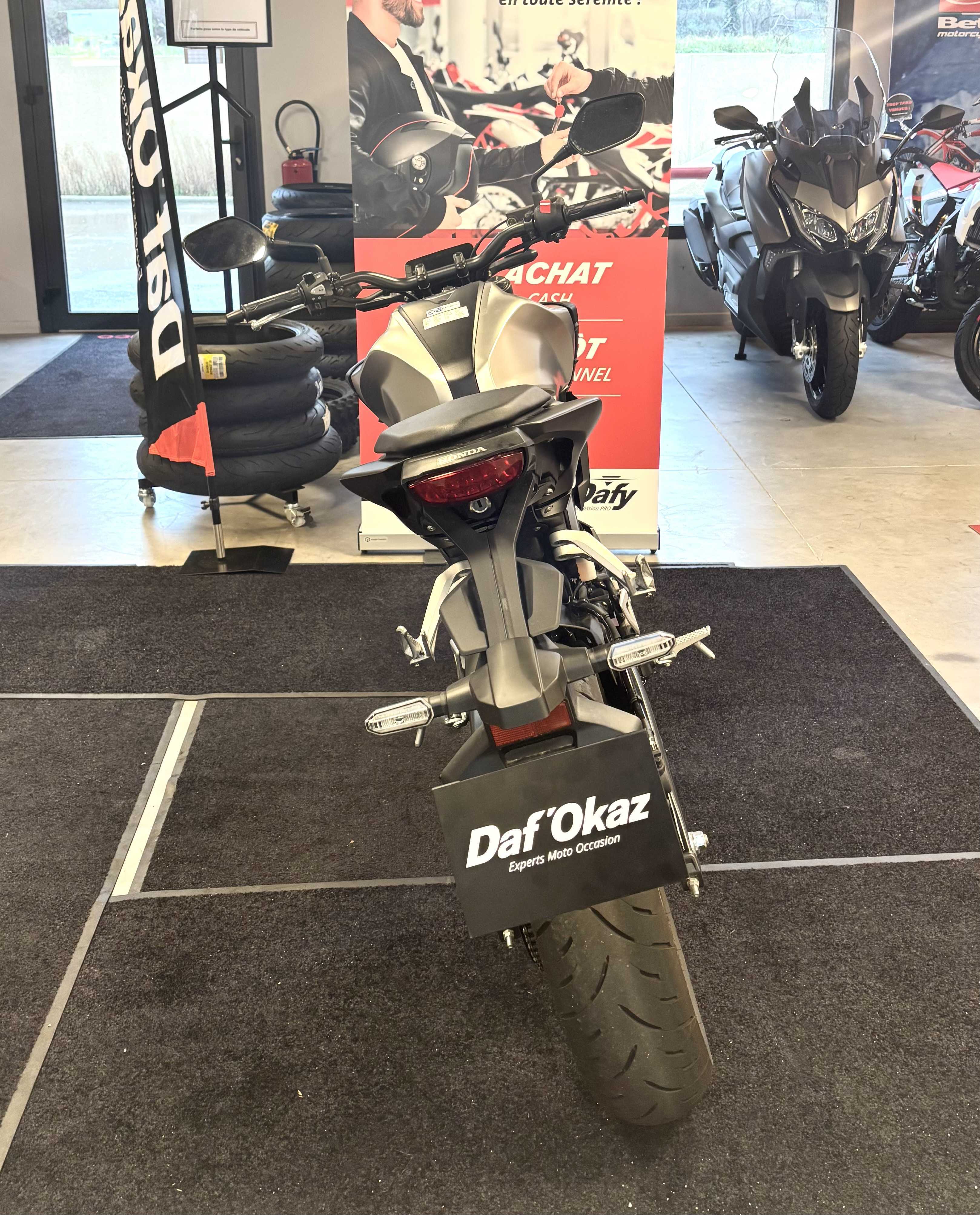 Honda CB 125 R 2024 HD vue arrière