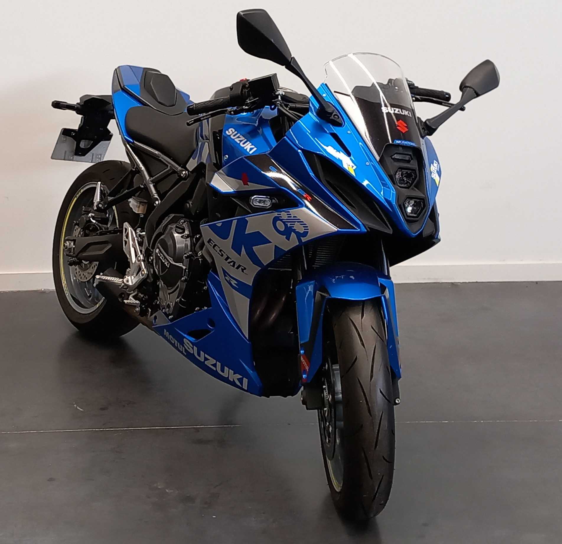 Suzuki GSX 800 8R 2024 HD vue 3/4 droite