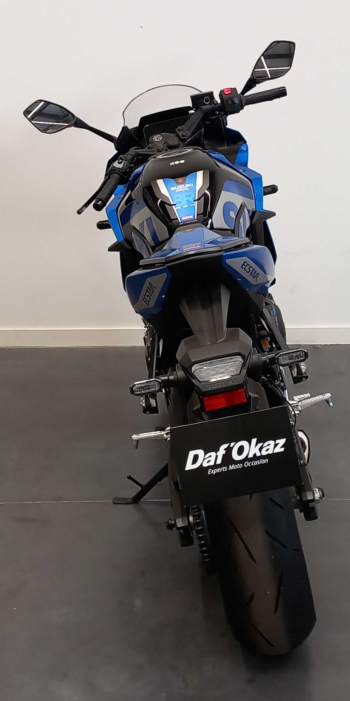 Suzuki GSX 800 8R 2024 HD vue arrière