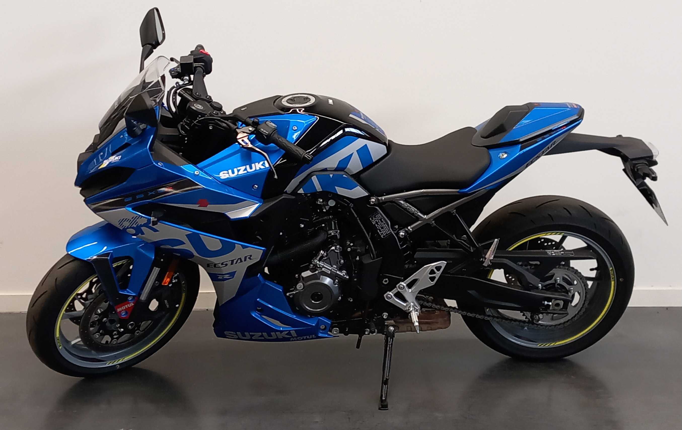 Suzuki GSX 800 8R 2024 HD vue gauche
