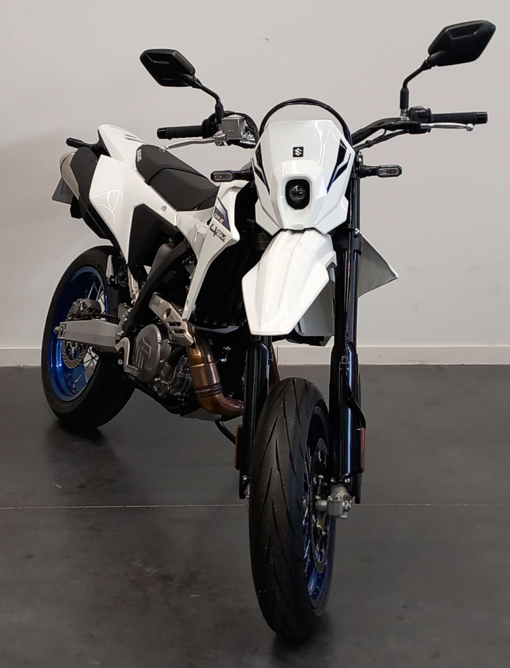 Suzuki DR-Z 400 2025 vue 3/4 droite