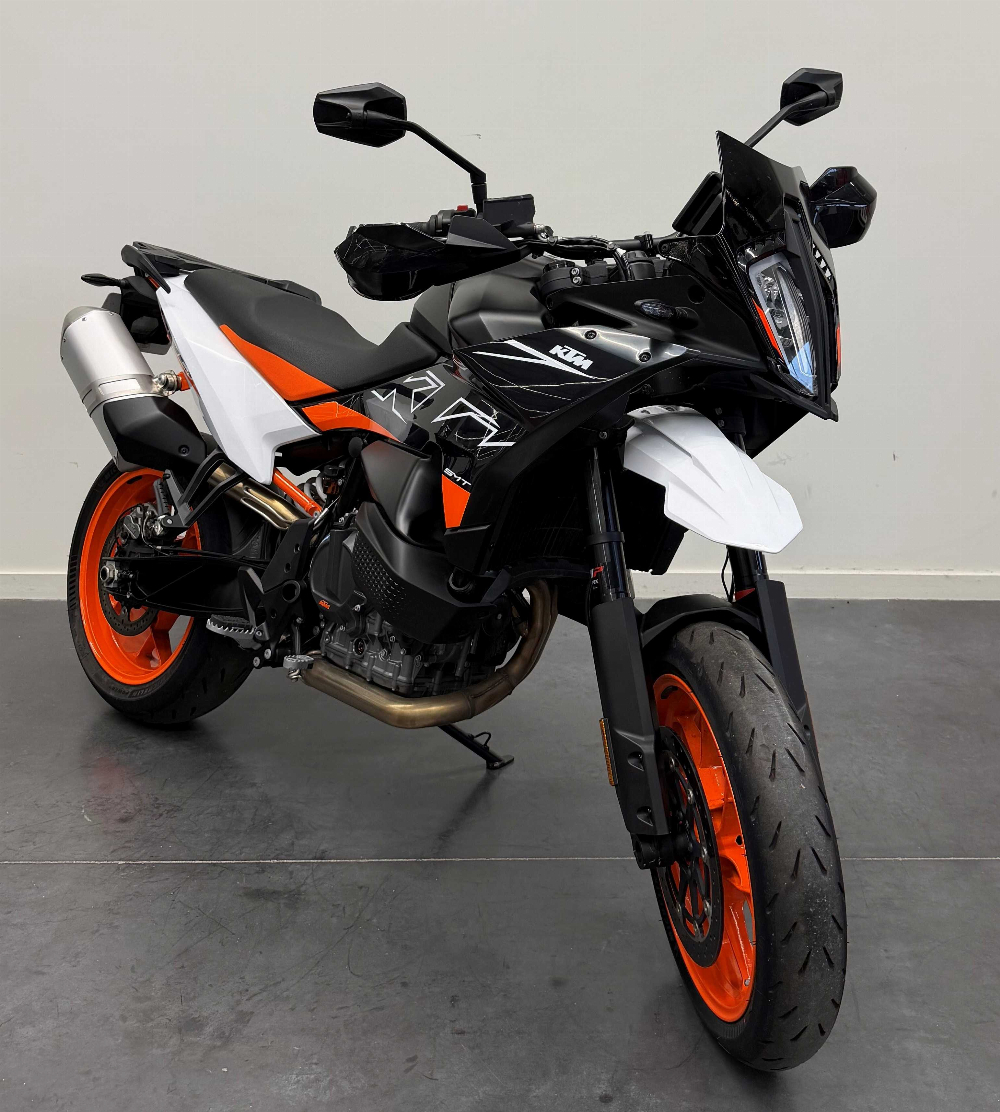 KTM 890 SMT 2024 vue 3/4 droite