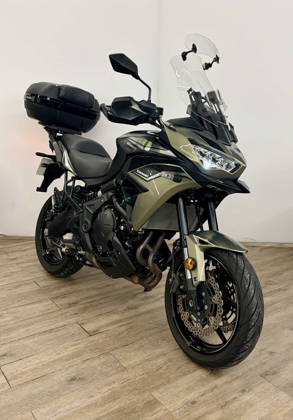 Kawasaki KLE 650 Versys 2023 vue 3/4 droite